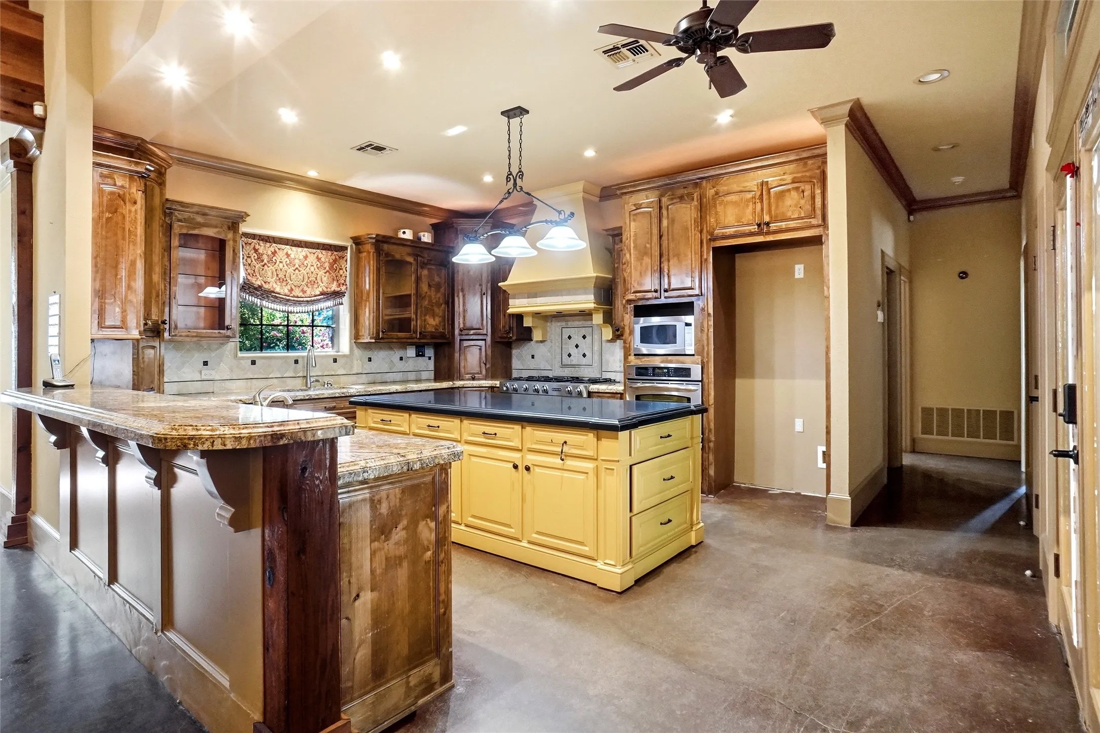 Single Family Residence For Sale in Wise County , 1211 Church Road, Lake Bridgeport, Texas 76426, 2 Bedroom, 2 Bathroom, 2 Garage spaces, 3,953 Sqft, built in 2006, mls#21325604, Real Estate Agent in Lake Bridgeport, Homes For Sale in Wise county, Homes For Sale in Lake Bridgeport, Realtor in Lake Bridgeport Texas, Real Estate Brokerage Independent Realty Texas, Luminita Cordes Realtor