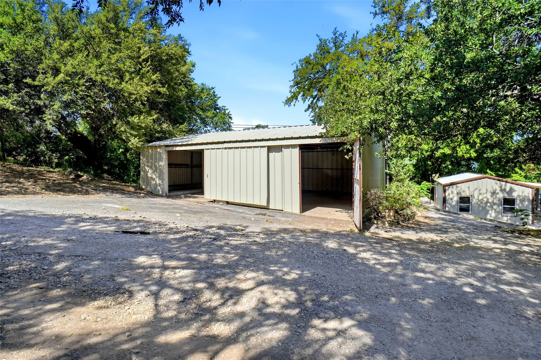 Single Family Residence For Sale in Wise County , 1211 Church Road, Lake Bridgeport, Texas 76426, 2 Bedroom, 2 Bathroom, 2 Garage spaces, 3,953 Sqft, built in 2006, mls#21325604, Real Estate Agent in Lake Bridgeport, Homes For Sale in Wise county, Homes For Sale in Lake Bridgeport, Realtor in Lake Bridgeport Texas, Real Estate Brokerage Independent Realty Texas, Luminita Cordes Realtor
