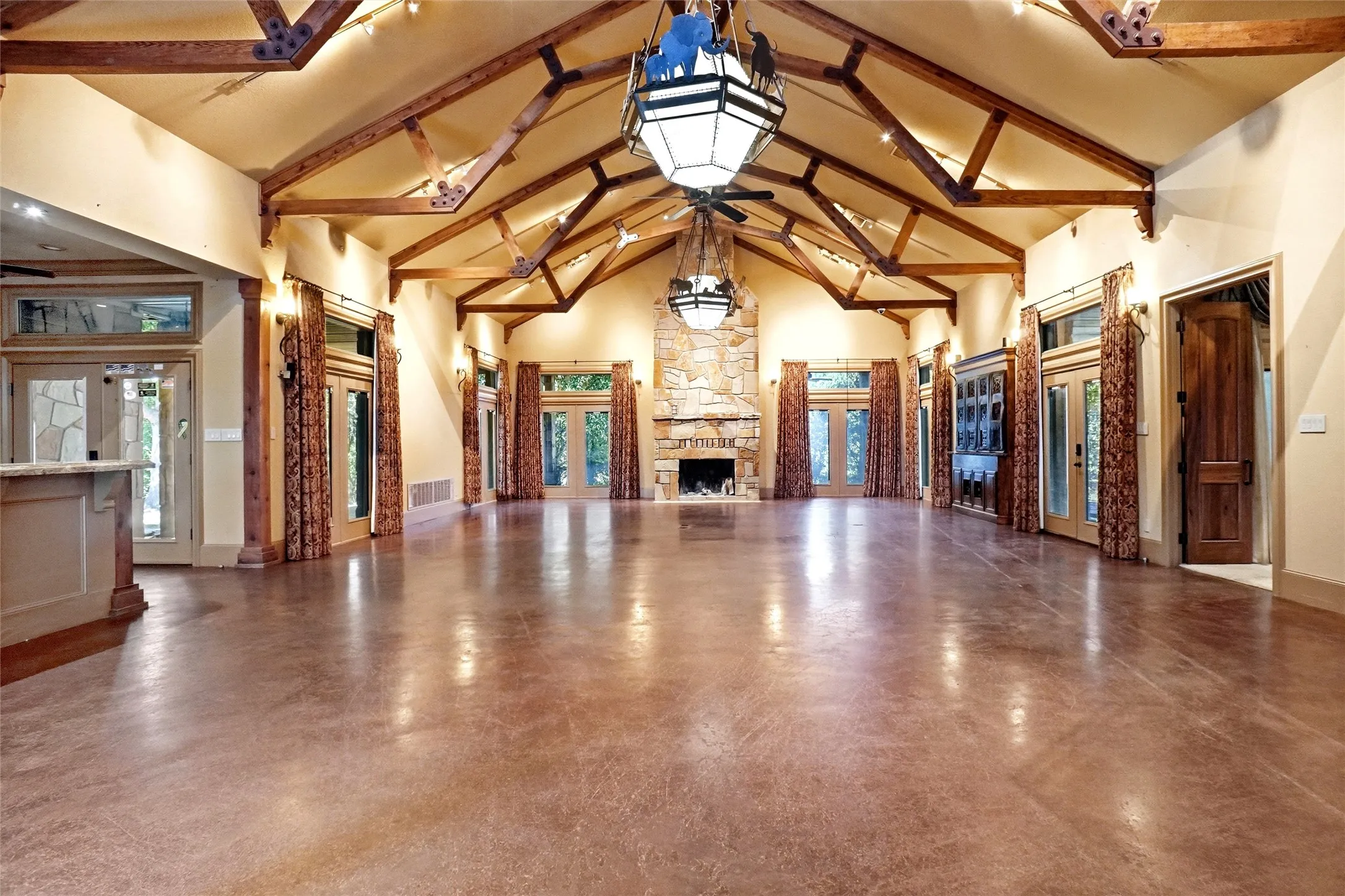 Single Family Residence For Sale in Wise County , 1211 Church Road, Lake Bridgeport, Texas 76426, 2 Bedroom, 2 Bathroom, 2 Garage spaces, 3,953 Sqft, built in 2006, mls#21325604, Real Estate Agent in Lake Bridgeport, Homes For Sale in Wise county, Homes For Sale in Lake Bridgeport, Realtor in Lake Bridgeport Texas, Real Estate Brokerage Independent Realty Texas, Luminita Cordes Realtor