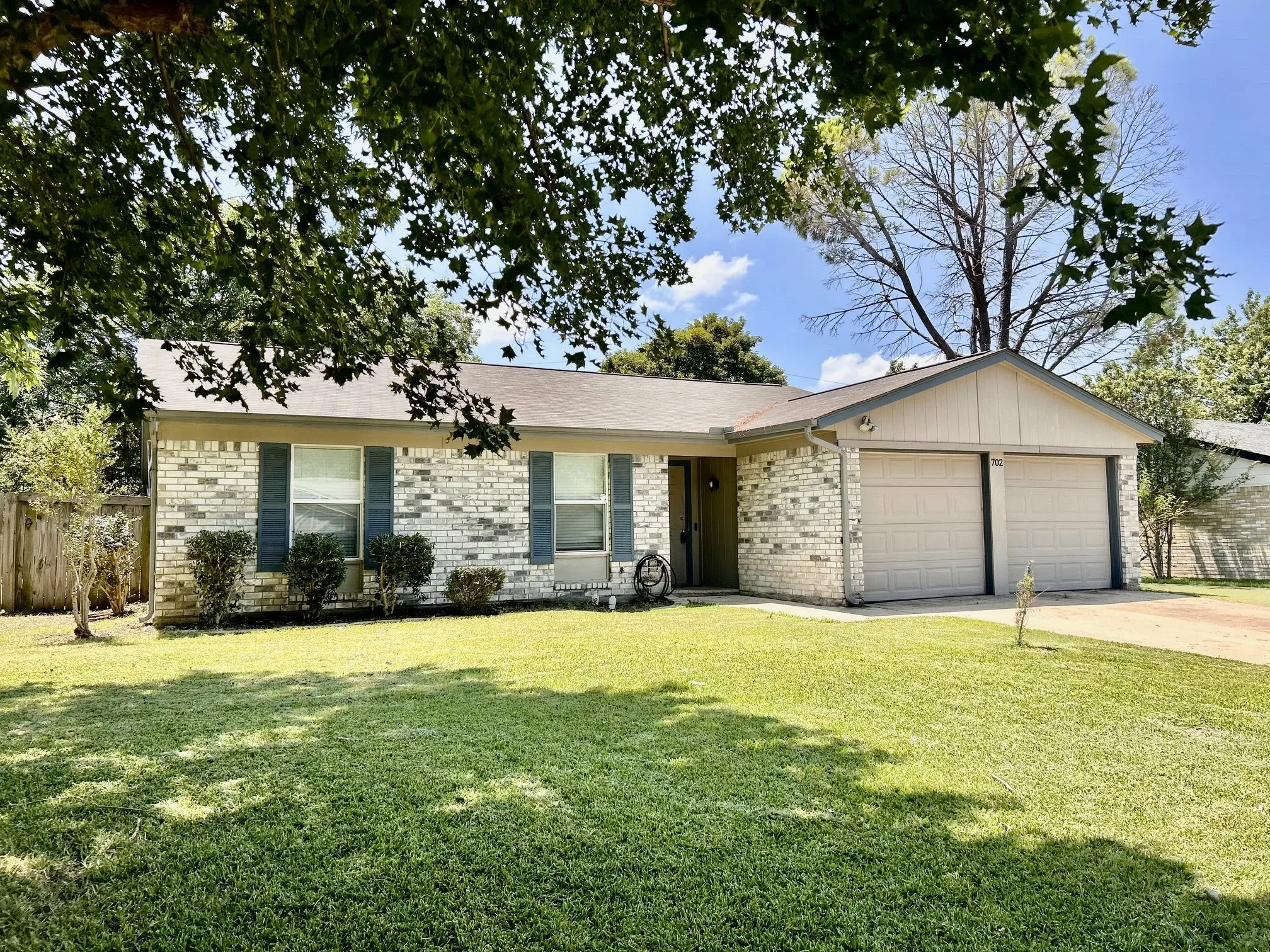 Single Family Residence For Sale in Tarrant County , 702 Meadowview Drive, Mansfield, Texas 76063, 3 Bedroom, 2 Bathroom, 2 Garage spaces, 1,379 Sqft, built in 1979, mls#21323254, Real Estate Agent in Mansfield, Homes For Sale in Tarrant county, Homes For Sale in Mansfield, Realtor in Mansfield Texas, Real Estate Brokerage Independent Realty Texas, Luminita Cordes Realtor