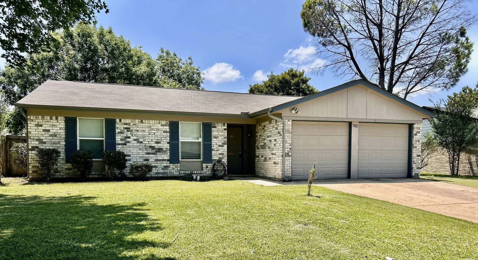 Single Family Residence For Sale in Tarrant County , 702 Meadowview Drive, Mansfield, Texas 76063, 3 Bedroom, 2 Bathroom, 2 Garage spaces, 1,379 Sqft, built in 1979, mls#21323254, Real Estate Agent in Mansfield, Homes For Sale in Tarrant county, Homes For Sale in Mansfield, Realtor in Mansfield Texas, Real Estate Brokerage Independent Realty Texas, Luminita Cordes Realtor