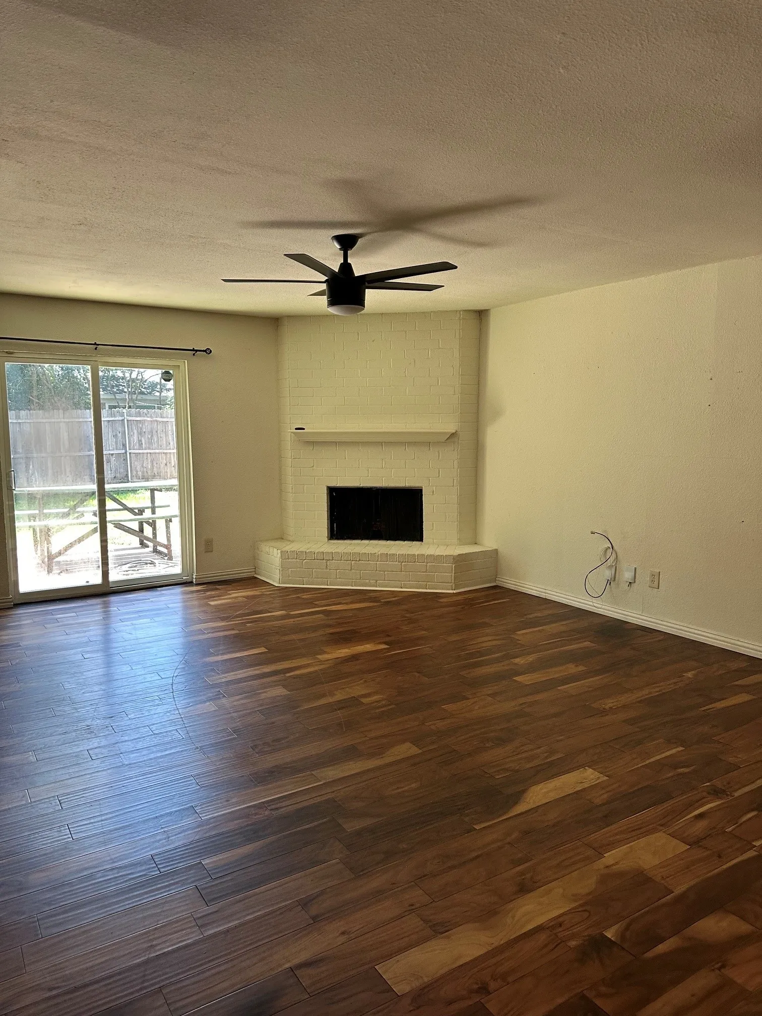 Single Family Residence For Sale in Tarrant County , 702 Meadowview Drive, Mansfield, Texas 76063, 3 Bedroom, 2 Bathroom, 2 Garage spaces, 1,379 Sqft, built in 1979, mls#21323254, Real Estate Agent in Mansfield, Homes For Sale in Tarrant county, Homes For Sale in Mansfield, Realtor in Mansfield Texas, Real Estate Brokerage Independent Realty Texas, Luminita Cordes Realtor