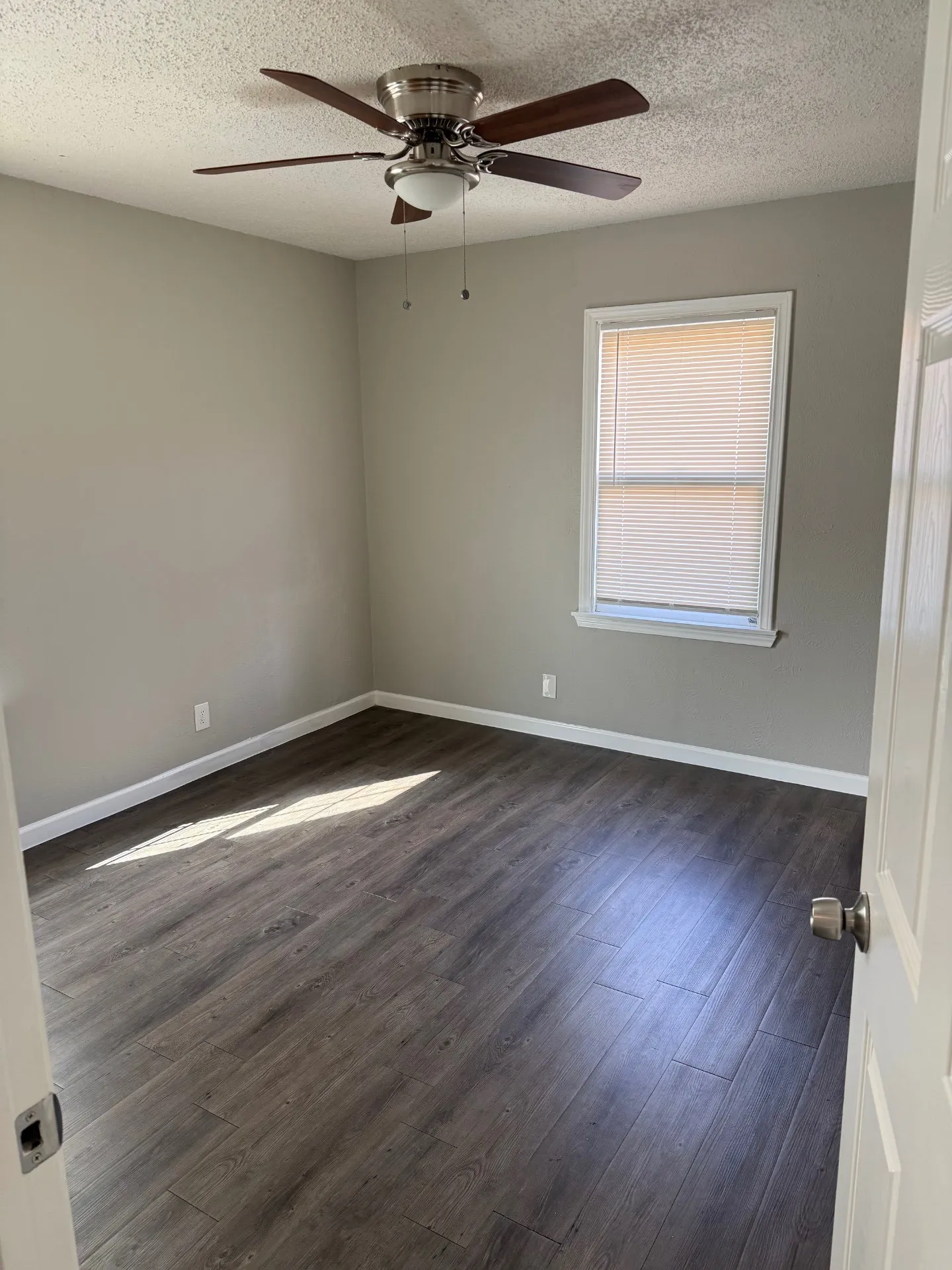 Single Family Residence For Sale in Tarrant County , 2417 Lowriemore Lane, Fort Worth, Texas 76105, 2 Bedroom, 1 Bathroom, 1 Garage spaces, 692 Sqft, built in 1950, mls#21325638, Real Estate Agent in Fort Worth, Homes For Sale in Tarrant county, Homes For Sale in Fort Worth, Realtor in Fort Worth Texas, Real Estate Brokerage Independent Realty Texas, Luminita Cordes Realtor