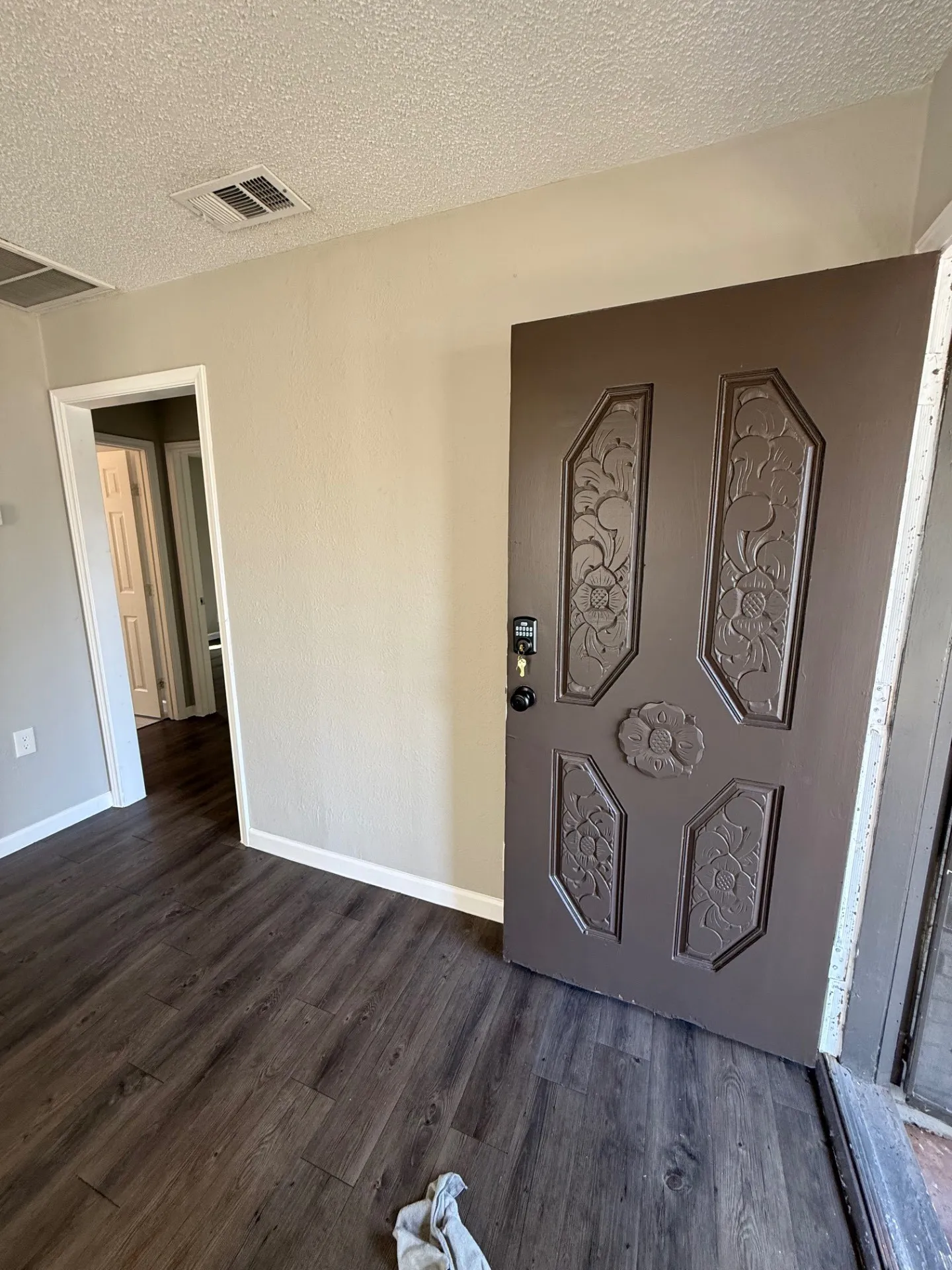 Single Family Residence For Sale in Tarrant County , 2417 Lowriemore Lane, Fort Worth, Texas 76105, 2 Bedroom, 1 Bathroom, 1 Garage spaces, 692 Sqft, built in 1950, mls#21325638, Real Estate Agent in Fort Worth, Homes For Sale in Tarrant county, Homes For Sale in Fort Worth, Realtor in Fort Worth Texas, Real Estate Brokerage Independent Realty Texas, Luminita Cordes Realtor