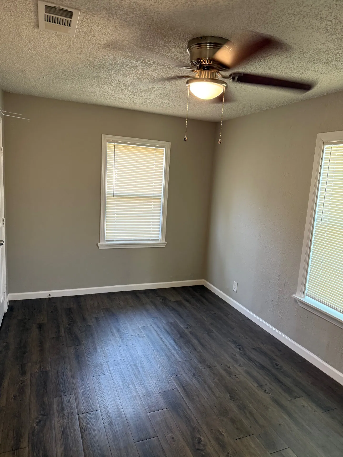 Single Family Residence For Sale in Tarrant County , 2417 Lowriemore Lane, Fort Worth, Texas 76105, 2 Bedroom, 1 Bathroom, 1 Garage spaces, 692 Sqft, built in 1950, mls#21325638, Real Estate Agent in Fort Worth, Homes For Sale in Tarrant county, Homes For Sale in Fort Worth, Realtor in Fort Worth Texas, Real Estate Brokerage Independent Realty Texas, Luminita Cordes Realtor