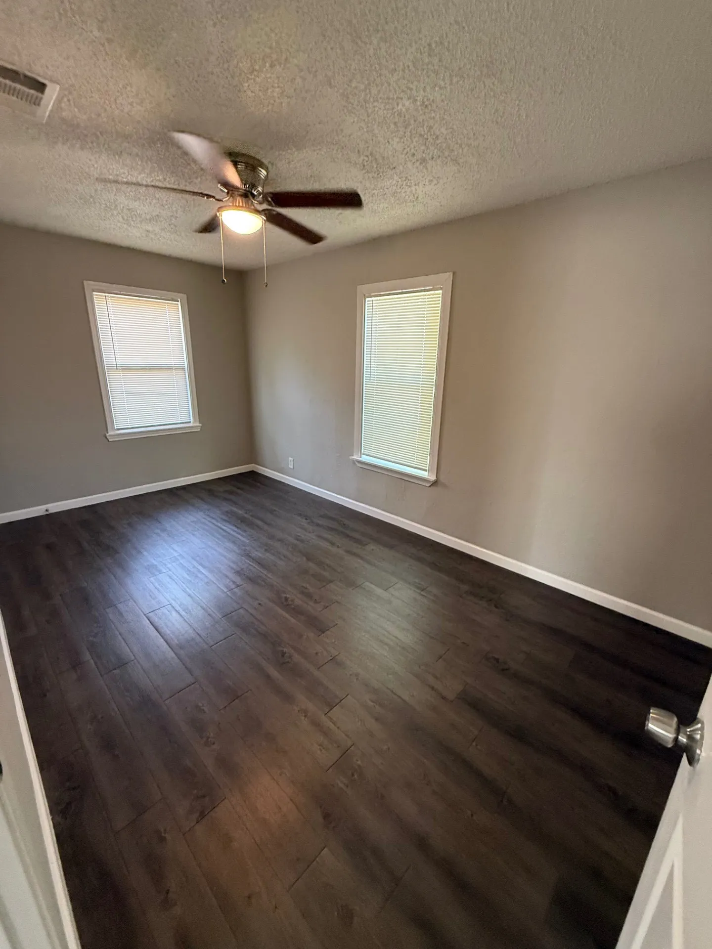 Single Family Residence For Sale in Tarrant County , 2417 Lowriemore Lane, Fort Worth, Texas 76105, 2 Bedroom, 1 Bathroom, 1 Garage spaces, 692 Sqft, built in 1950, mls#21325638, Real Estate Agent in Fort Worth, Homes For Sale in Tarrant county, Homes For Sale in Fort Worth, Realtor in Fort Worth Texas, Real Estate Brokerage Independent Realty Texas, Luminita Cordes Realtor