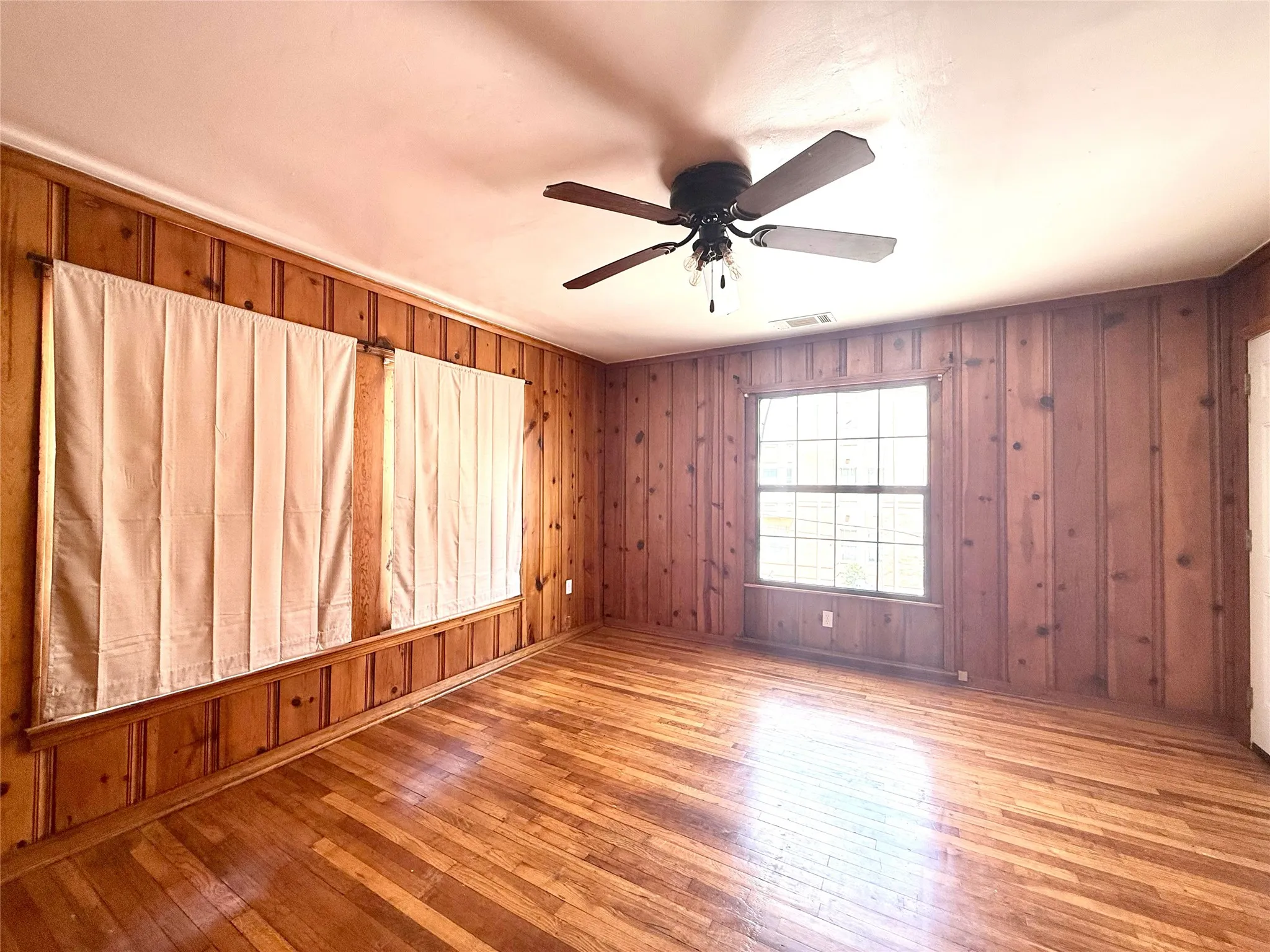 Apartment For Rent in Denton County , 107 Fry Street 205, Denton, Texas 76201, 1 Bedroom, 1 Bathroom, Garage spaces, 958 Sqft, built in 1950, mls#21325651, Real Estate Agent in Denton, Homes For Rent in Denton county, Homes For Rent in Denton, Realtor in Denton Texas, Real Estate Brokerage Independent Realty Texas, Luminita Cordes Realtor