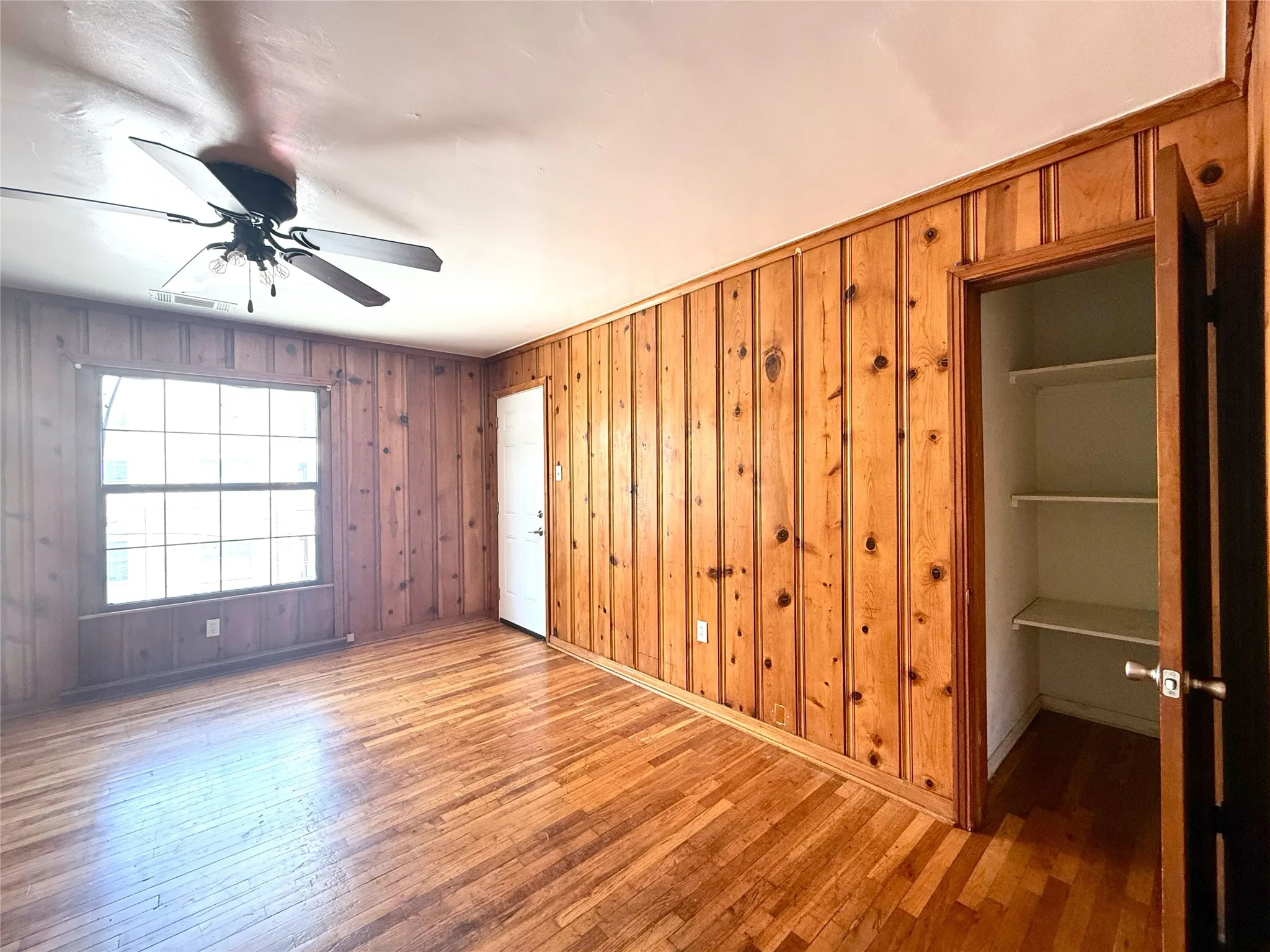 Apartment For Rent in Denton County , 107 Fry Street 205, Denton, Texas 76201, 1 Bedroom, 1 Bathroom, Garage spaces, 958 Sqft, built in 1950, mls#21325651, Real Estate Agent in Denton, Homes For Rent in Denton county, Homes For Rent in Denton, Realtor in Denton Texas, Real Estate Brokerage Independent Realty Texas, Luminita Cordes Realtor