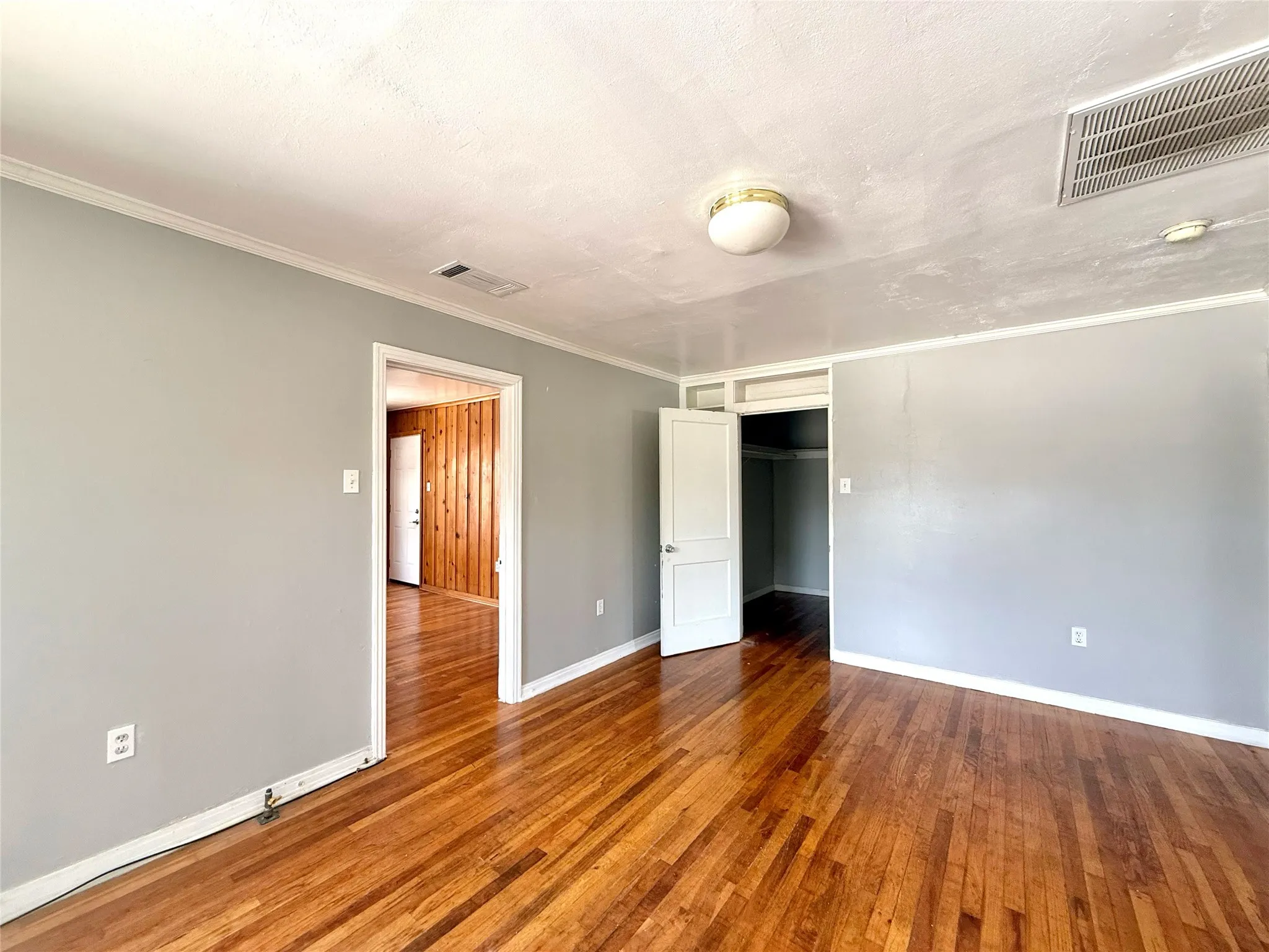 Apartment For Rent in Denton County , 107 Fry Street 205, Denton, Texas 76201, 1 Bedroom, 1 Bathroom, Garage spaces, 958 Sqft, built in 1950, mls#21325651, Real Estate Agent in Denton, Homes For Rent in Denton county, Homes For Rent in Denton, Realtor in Denton Texas, Real Estate Brokerage Independent Realty Texas, Luminita Cordes Realtor