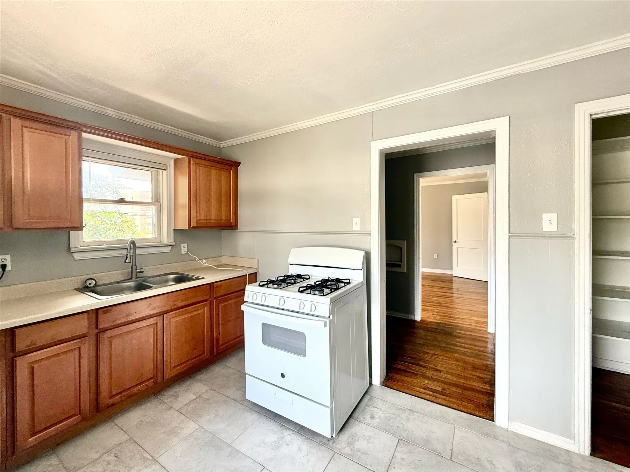 Apartment For Rent in Denton County , 107 Fry Street 205, Denton, Texas 76201, 1 Bedroom, 1 Bathroom, Garage spaces, 958 Sqft, built in 1950, mls#21325651, Real Estate Agent in Denton, Homes For Rent in Denton county, Homes For Rent in Denton, Realtor in Denton Texas, Real Estate Brokerage Independent Realty Texas, Luminita Cordes Realtor