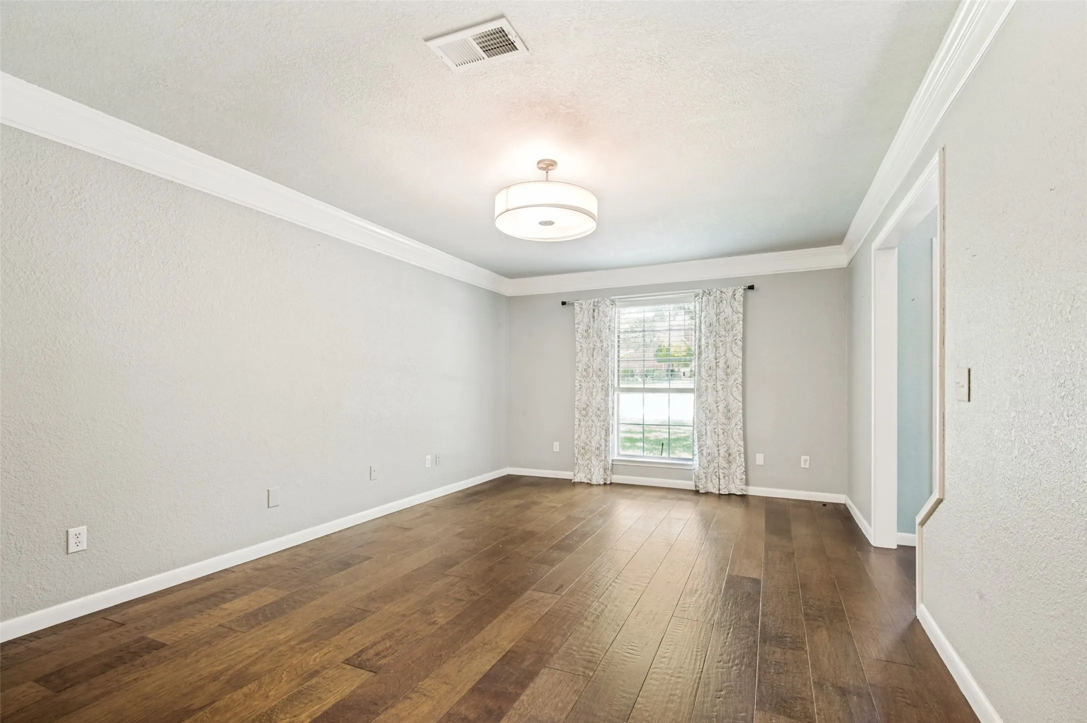 Single Family Residence For Sale in Tarrant County , 4339 Windswept Lane, Grapevine, Texas 76051, 5 Bedroom, 4 Bathroom, 2 Garage spaces, 3,046 Sqft, built in 1989, mls#21312187, Real Estate Agent in Grapevine, Homes For Sale in Tarrant county, Homes For Sale in Grapevine, Realtor in Grapevine Texas, Real Estate Brokerage Independent Realty Texas, Luminita Cordes Realtor