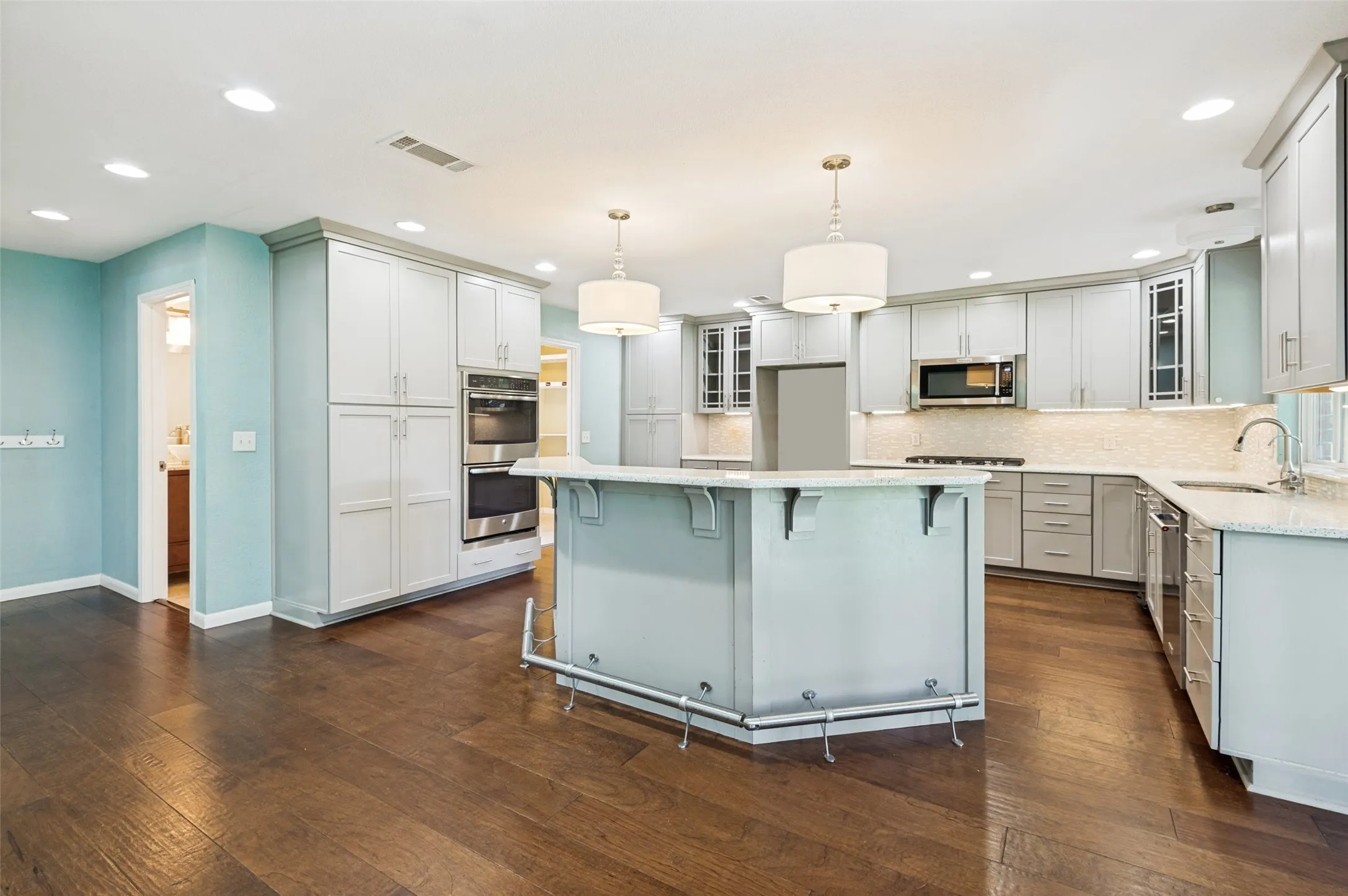 Single Family Residence For Sale in Tarrant County , 4339 Windswept Lane, Grapevine, Texas 76051, 5 Bedroom, 4 Bathroom, 2 Garage spaces, 3,046 Sqft, built in 1989, mls#21312187, Real Estate Agent in Grapevine, Homes For Sale in Tarrant county, Homes For Sale in Grapevine, Realtor in Grapevine Texas, Real Estate Brokerage Independent Realty Texas, Luminita Cordes Realtor