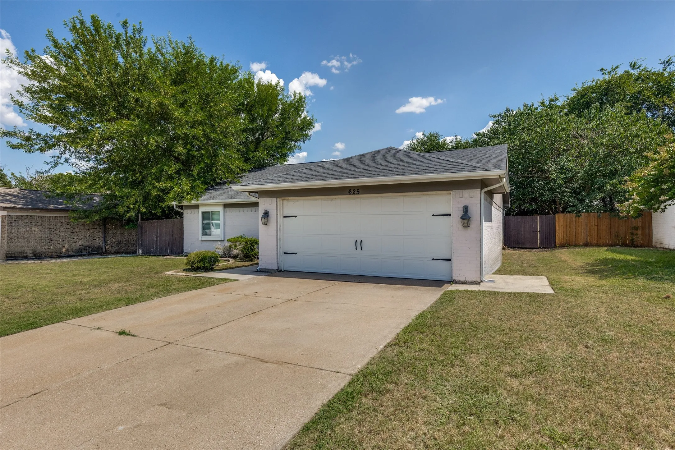 Single Family Residence For Sale in Tarrant County , 625 Park Center Boulevard, Saginaw, Texas 76179, 3 Bedroom, 2 Bathroom, 2 Garage spaces, 1,509 Sqft, built in 1980, mls#21325447, Real Estate Agent in Saginaw, Homes For Sale in Tarrant county, Homes For Sale in Saginaw, Realtor in Saginaw Texas, Real Estate Brokerage Independent Realty Texas, Luminita Cordes Realtor