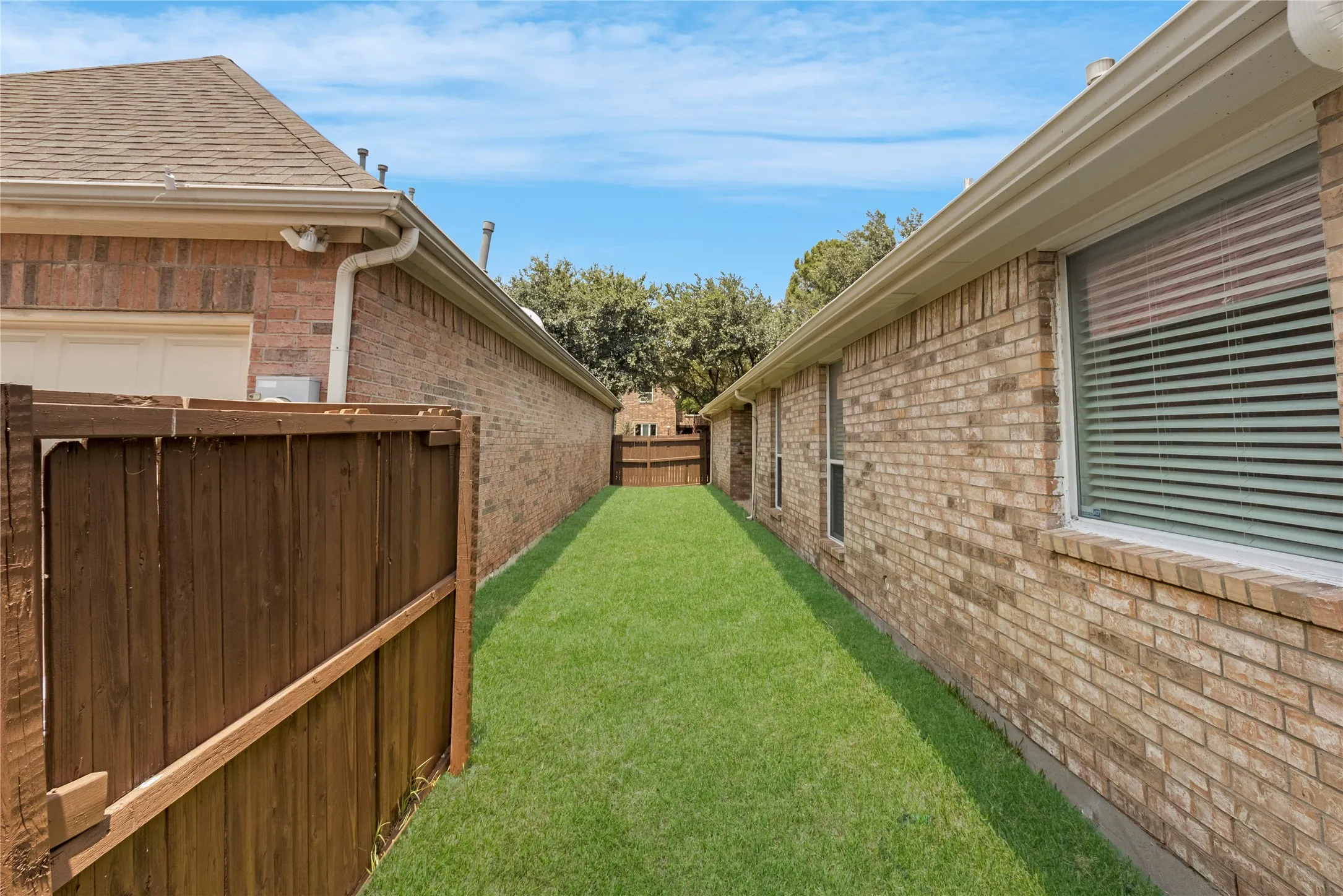  Grassy side yard featuring a new privacy fence