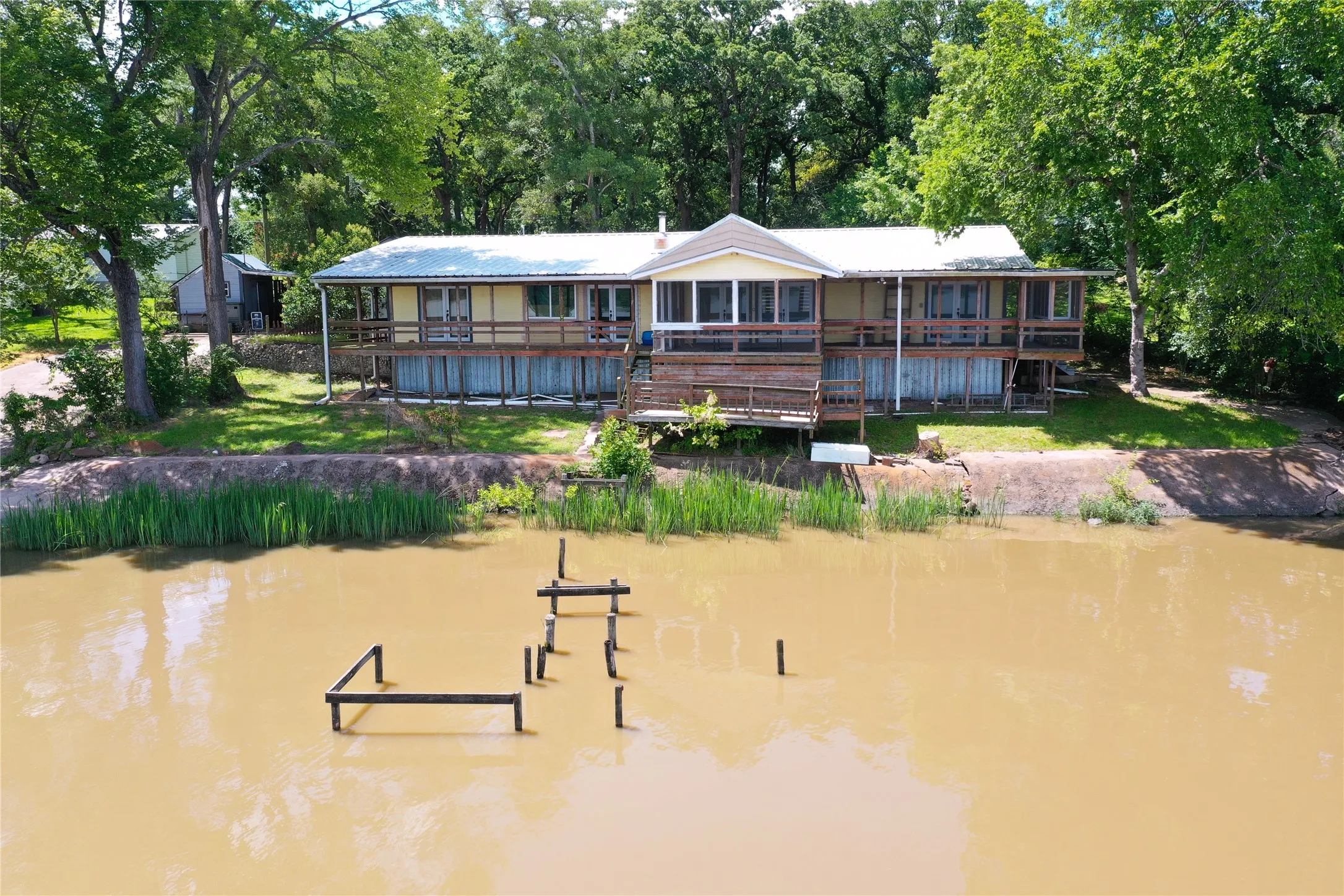 Mobile Home For Sale in Limestone County , 346 Lcr Redbud A, Mexia, Texas 76667, 2 Bedroom, 2 Bathroom, Garage spaces, 1,904 Sqft, built in 1985, mls#21325501, Real Estate Agent in Mexia, Homes For Sale in Limestone county, Homes For Sale in Mexia, Realtor in Mexia Texas, Real Estate Brokerage Independent Realty Texas, Luminita Cordes Realtor