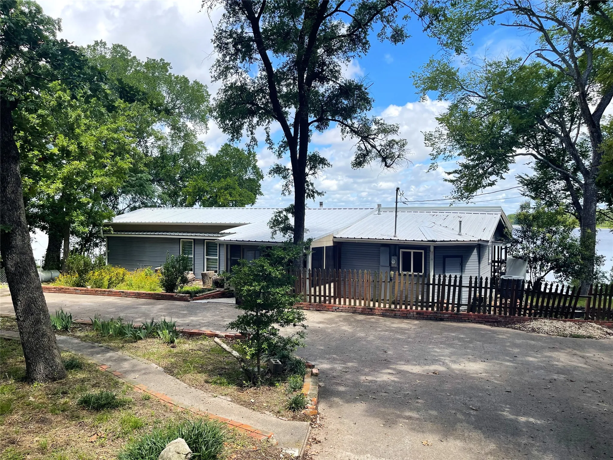 Mobile Home For Sale in Limestone County , 346 Lcr Redbud A, Mexia, Texas 76667, 2 Bedroom, 2 Bathroom, Garage spaces, 1,904 Sqft, built in 1985, mls#21325501, Real Estate Agent in Mexia, Homes For Sale in Limestone county, Homes For Sale in Mexia, Realtor in Mexia Texas, Real Estate Brokerage Independent Realty Texas, Luminita Cordes Realtor