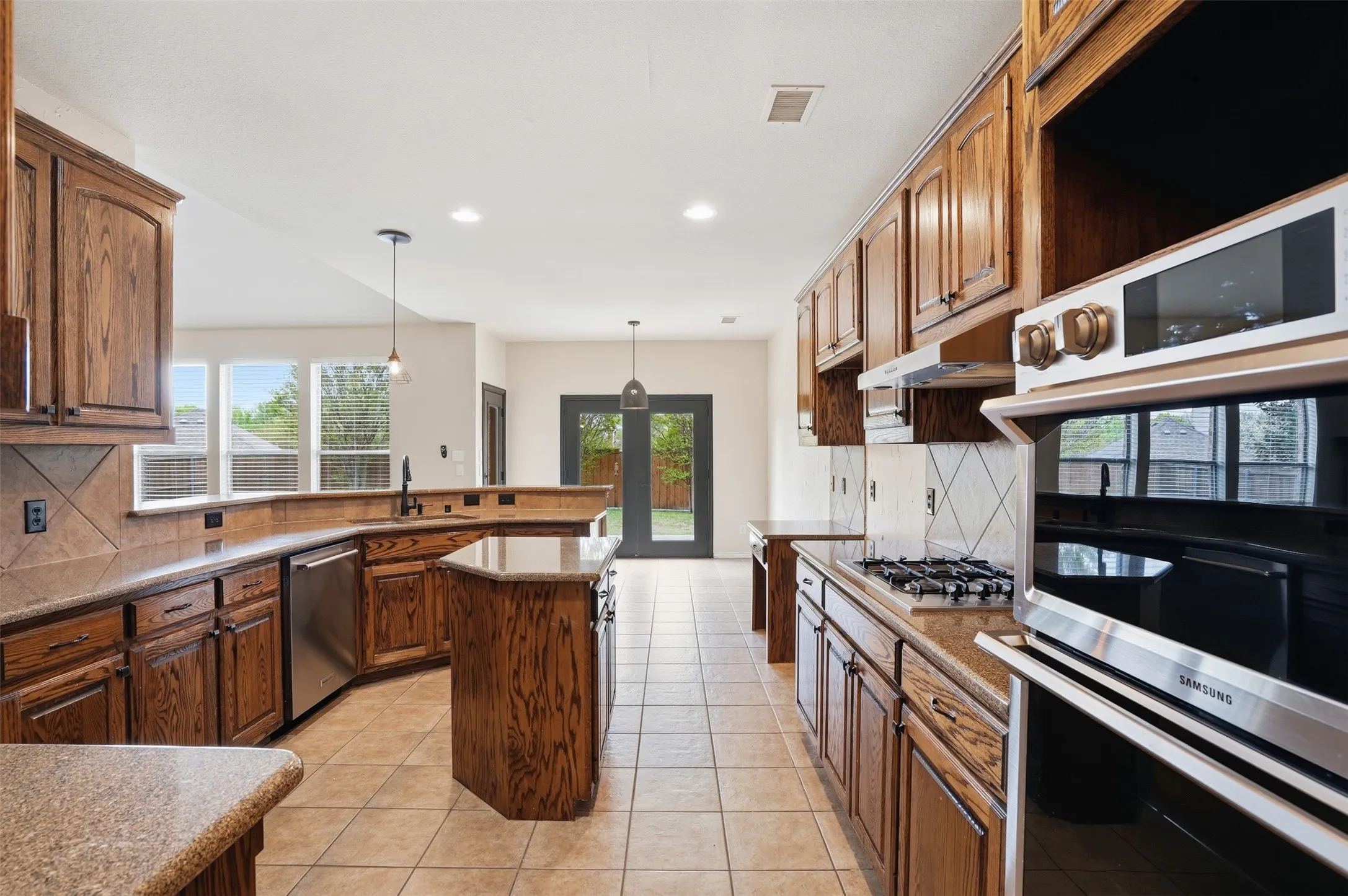 Single Family Residence For Rent in Collin County , 2013 Chessington Lane, Mc Kinney, Texas 75072, 5 Bedrooms, 4 Bathrooms, 3 Garage spaces, 3,858 Sqft, built in 2003, Price $4,000, mls#21324422, Real Estate Agent in Mc Kinney, Homes For Rent in Collin county, Homes For Rent in Mc Kinney, Realtor in Mc Kinney Texas, Real Estate Brokerage Independent Realty Texas, Luminita Cordes Realtor
