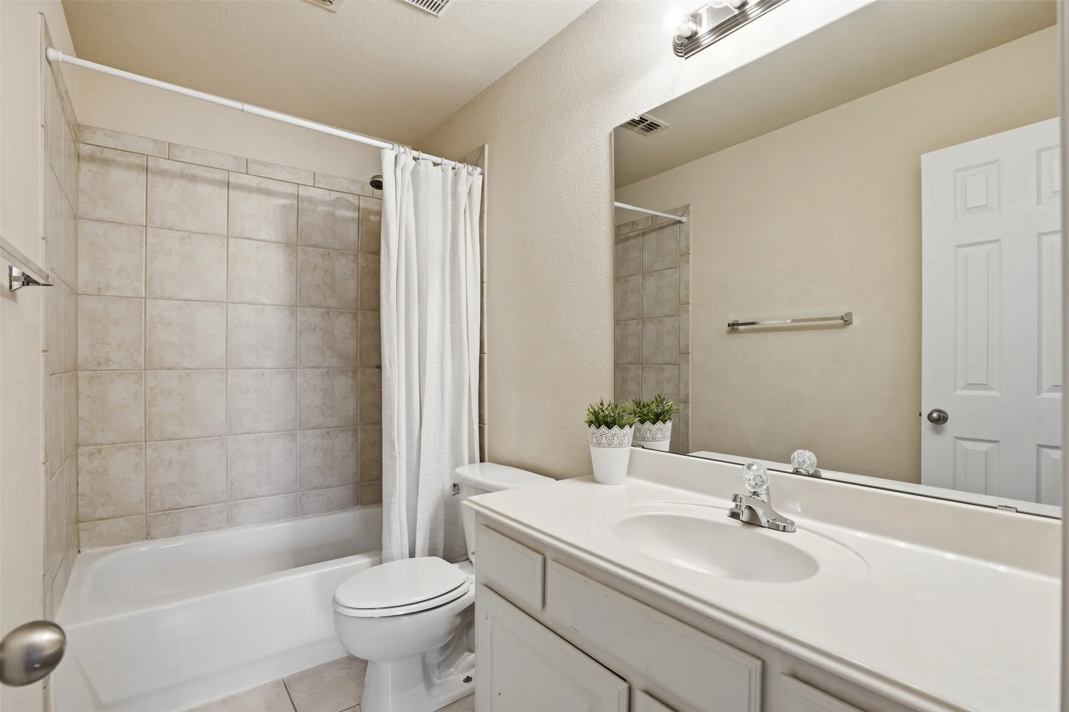 Single Family Residence For Rent in Collin County , 2013 Chessington Lane, Mc Kinney, Texas 75072, 5 Bedrooms, 4 Bathrooms, 3 Garage spaces, 3,858 Sqft, built in 2003, Price $4,000, mls#21324422, Real Estate Agent in Mc Kinney, Homes For Rent in Collin county, Homes For Rent in Mc Kinney, Realtor in Mc Kinney Texas, Real Estate Brokerage Independent Realty Texas, Luminita Cordes Realtor