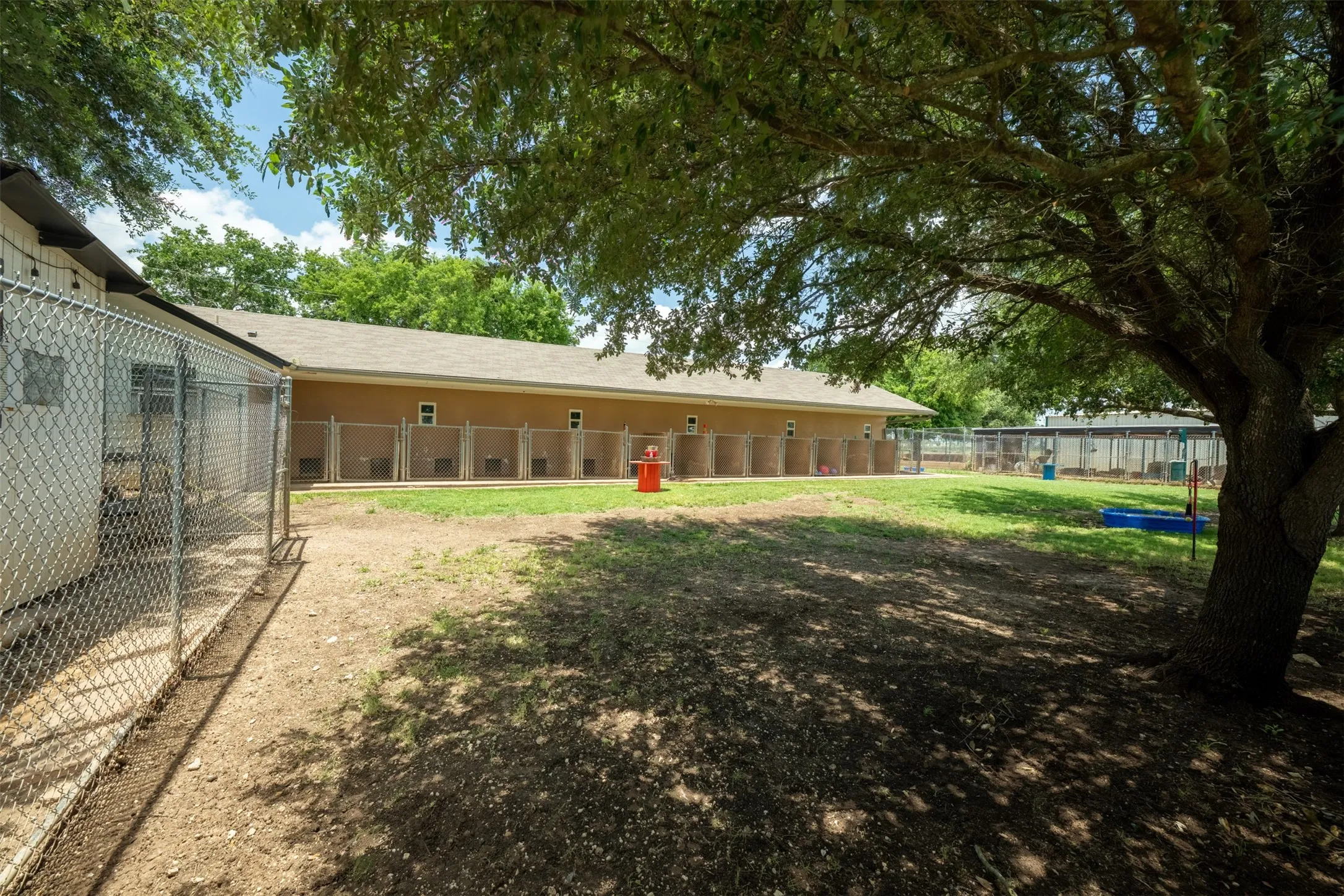 Indooor/Outdoor Kennels and Play Yard