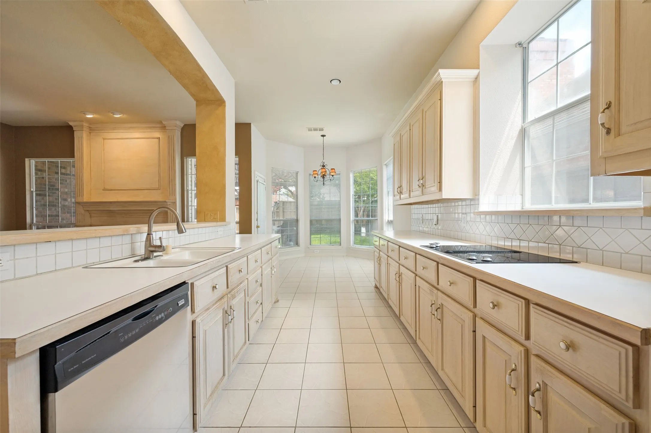Kitchen with eat-in breakfast area.