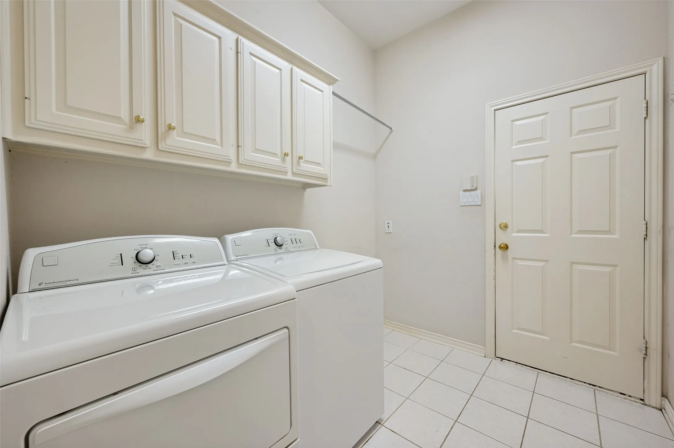 Spacious laundry room.