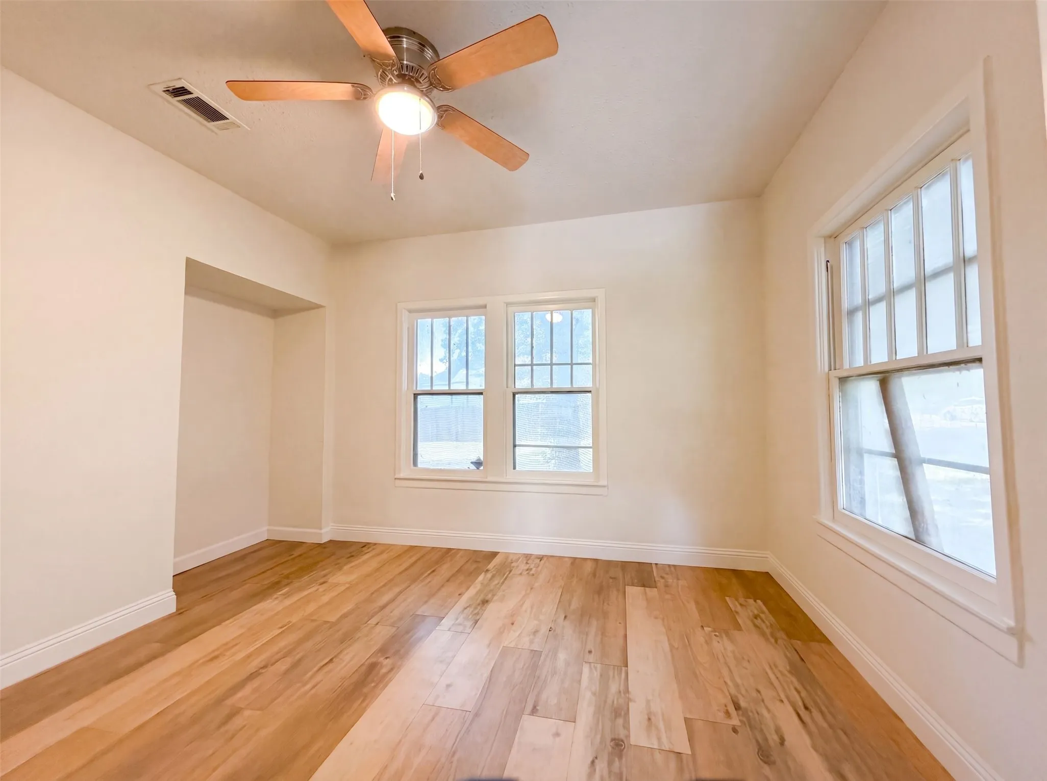 Single Family Residence For Sale in Tarrant County , 5124 Norma Street, Fort Worth, Texas 76112, 3 Bedroom, 2 Bathroom, 2 Garage spaces, 1,198 Sqft, built in 1938, mls#21325701, Real Estate Agent in Fort Worth, Homes For Sale in Tarrant county, Homes For Sale in Fort Worth, Realtor in Fort Worth Texas, Real Estate Brokerage Independent Realty Texas, Luminita Cordes Realtor