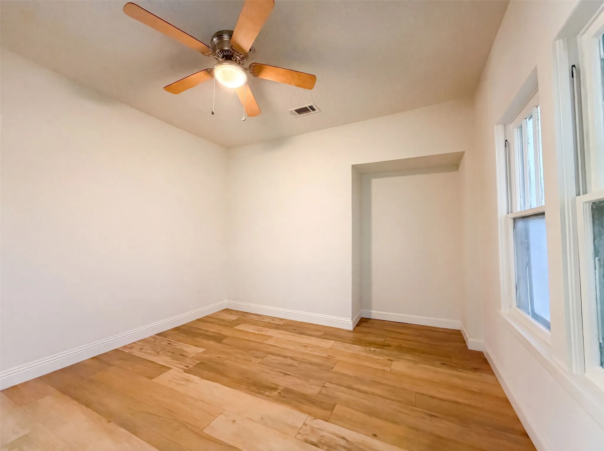 Single Family Residence For Sale in Tarrant County , 5124 Norma Street, Fort Worth, Texas 76112, 3 Bedroom, 2 Bathroom, 2 Garage spaces, 1,198 Sqft, built in 1938, mls#21325701, Real Estate Agent in Fort Worth, Homes For Sale in Tarrant county, Homes For Sale in Fort Worth, Realtor in Fort Worth Texas, Real Estate Brokerage Independent Realty Texas, Luminita Cordes Realtor