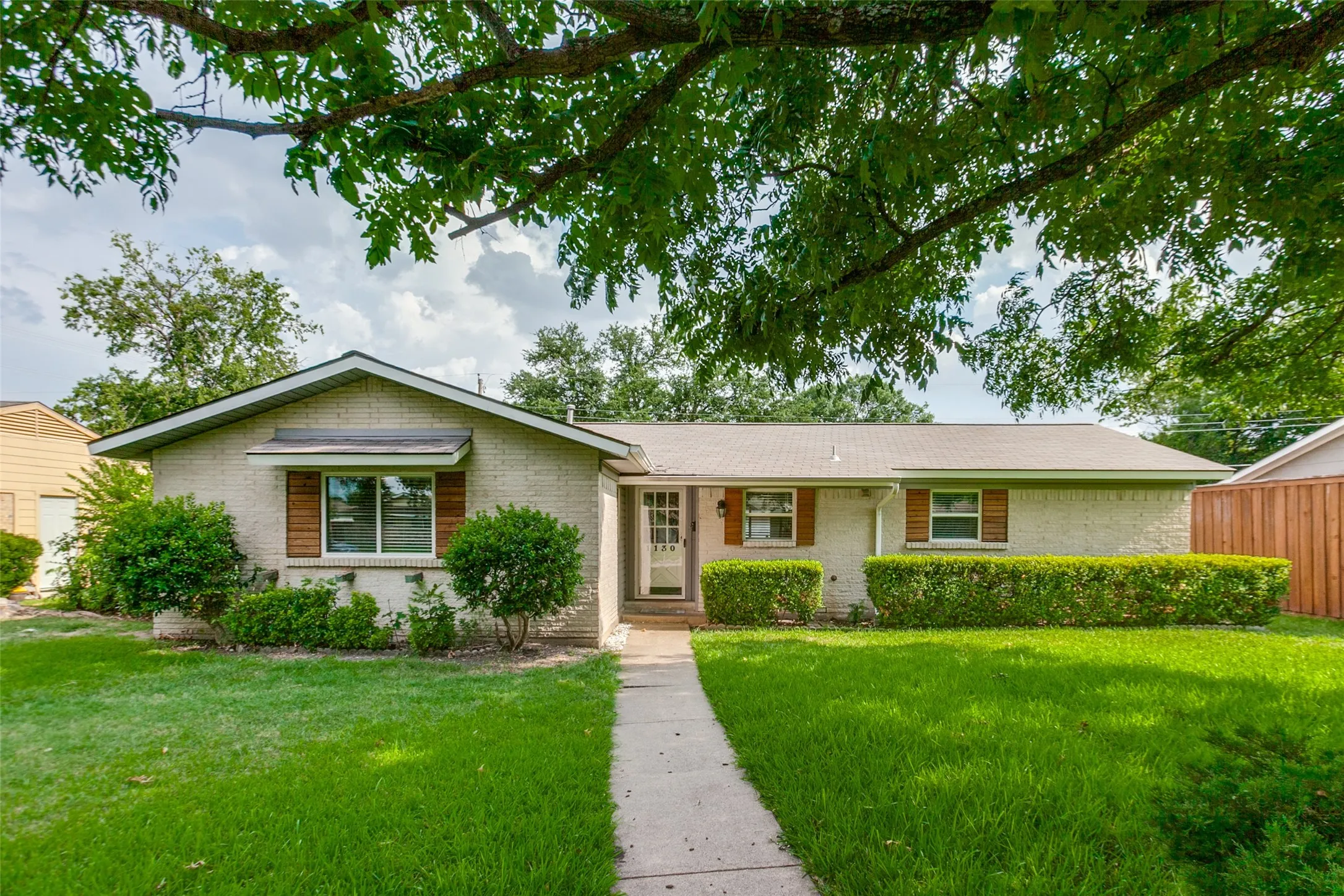Single Family Residence For Sale in Dallas County , 1130 Larkspur Drive, Richardson, Texas 75081, 3 Bedroom, 2 Bathroom, 1 Garage spaces, 1,135 Sqft, built in 1963, mls#21325704, Real Estate Agent in Richardson, Homes For Sale in Dallas county, Homes For Sale in Richardson, Realtor in Richardson Texas, Real Estate Brokerage Independent Realty Texas, Luminita Cordes Realtor