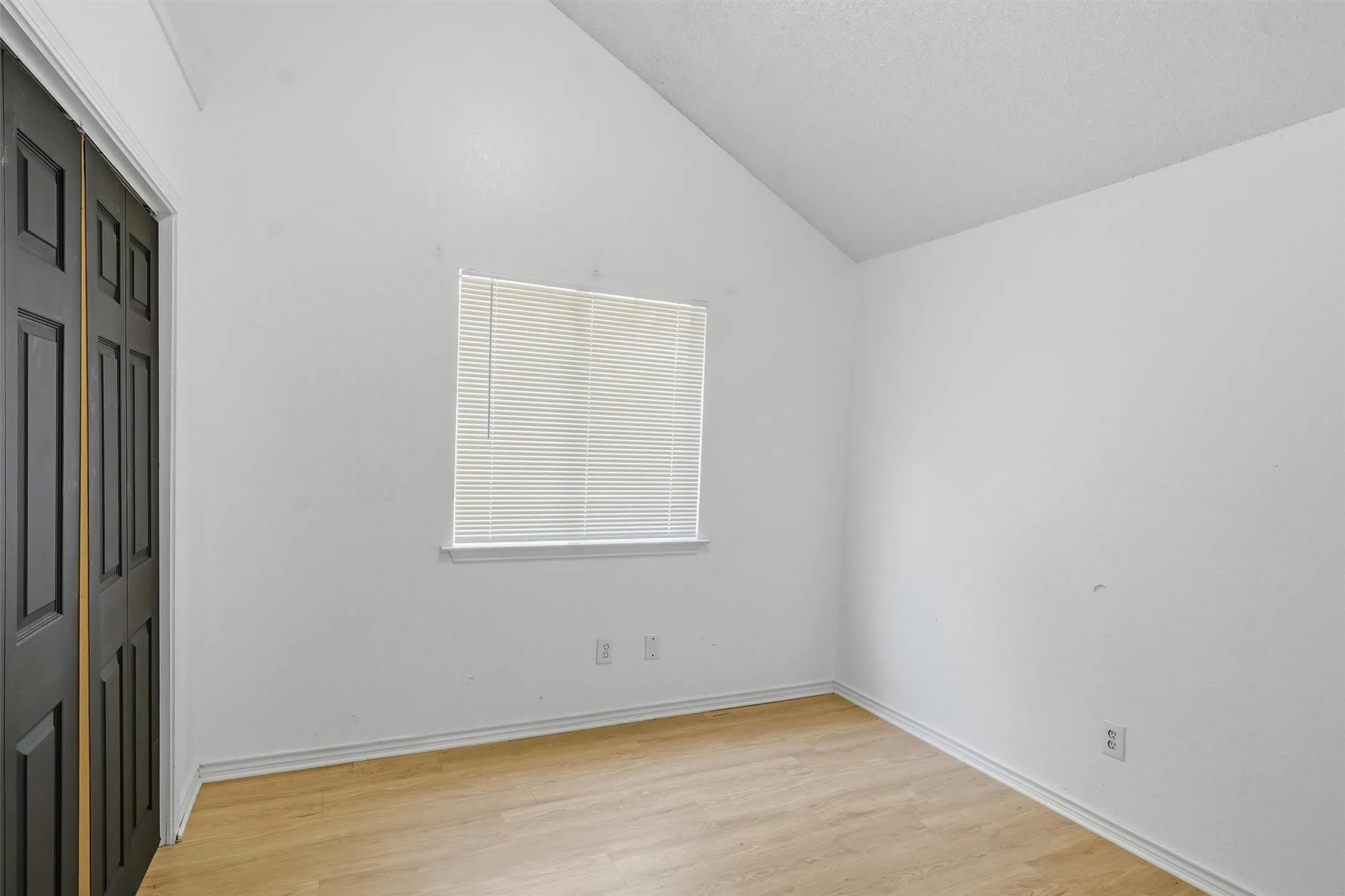 Single Family Residence For Sale in Dallas County , 912 Turner Court, Cedar Hill, Texas 75104, 3 Bedroom, 2 Bathroom, 2 Garage spaces, 1,310 Sqft, built in 1987, mls#21325706, Real Estate Agent in Cedar Hill, Homes For Sale in Dallas county, Homes For Sale in Cedar Hill, Realtor in Cedar Hill Texas, Real Estate Brokerage Independent Realty Texas, Luminita Cordes Realtor
