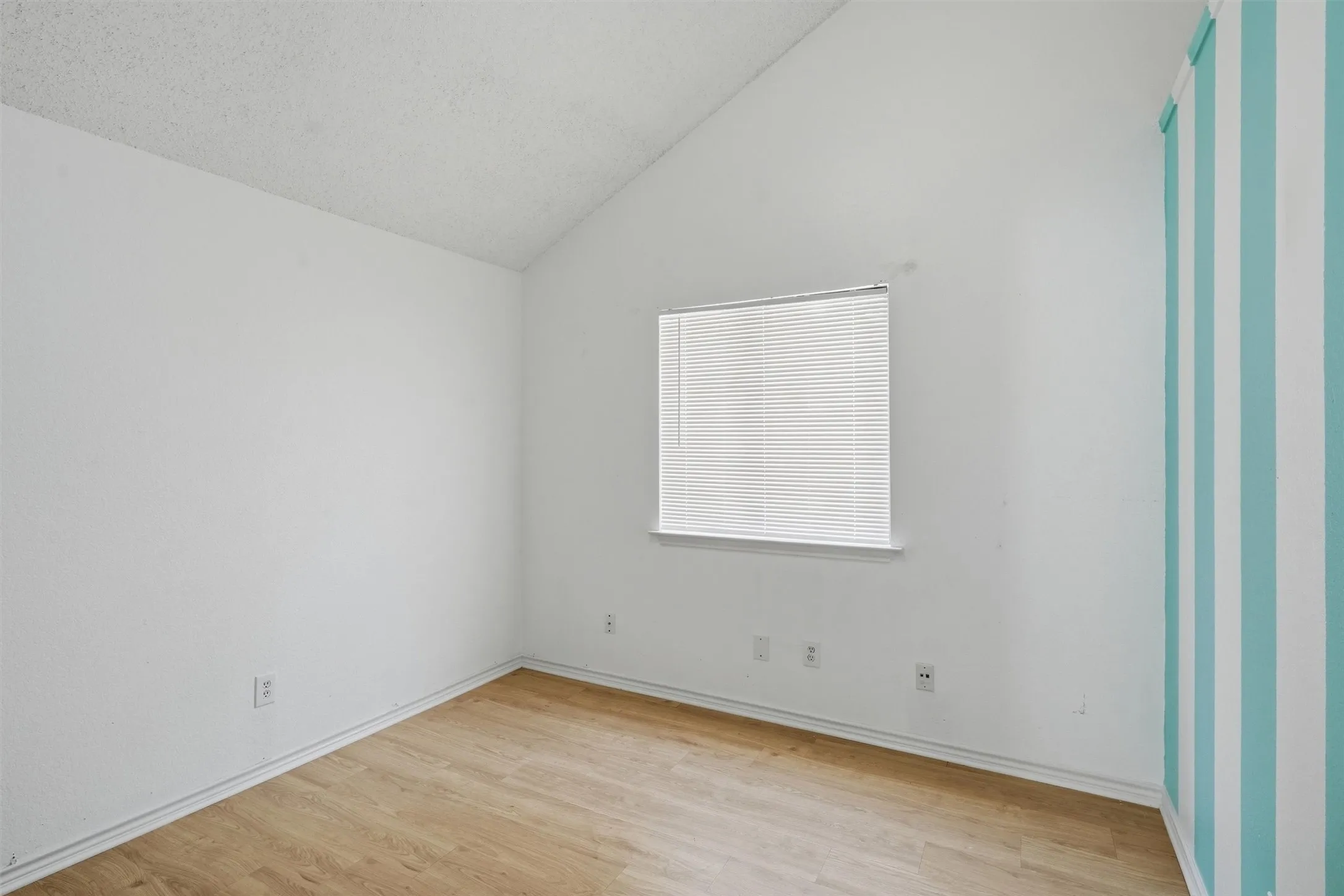Single Family Residence For Sale in Dallas County , 912 Turner Court, Cedar Hill, Texas 75104, 3 Bedroom, 2 Bathroom, 2 Garage spaces, 1,310 Sqft, built in 1987, mls#21325706, Real Estate Agent in Cedar Hill, Homes For Sale in Dallas county, Homes For Sale in Cedar Hill, Realtor in Cedar Hill Texas, Real Estate Brokerage Independent Realty Texas, Luminita Cordes Realtor