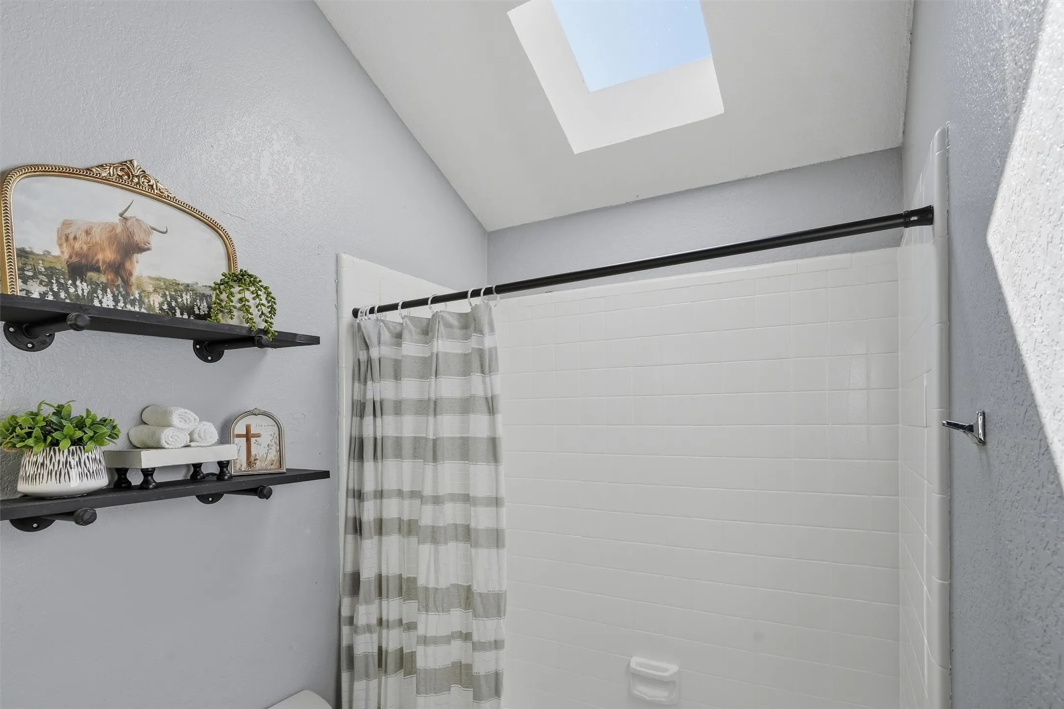 Single Family Residence For Sale in Dallas County , 912 Turner Court, Cedar Hill, Texas 75104, 3 Bedroom, 2 Bathroom, 2 Garage spaces, 1,310 Sqft, built in 1987, mls#21325706, Real Estate Agent in Cedar Hill, Homes For Sale in Dallas county, Homes For Sale in Cedar Hill, Realtor in Cedar Hill Texas, Real Estate Brokerage Independent Realty Texas, Luminita Cordes Realtor