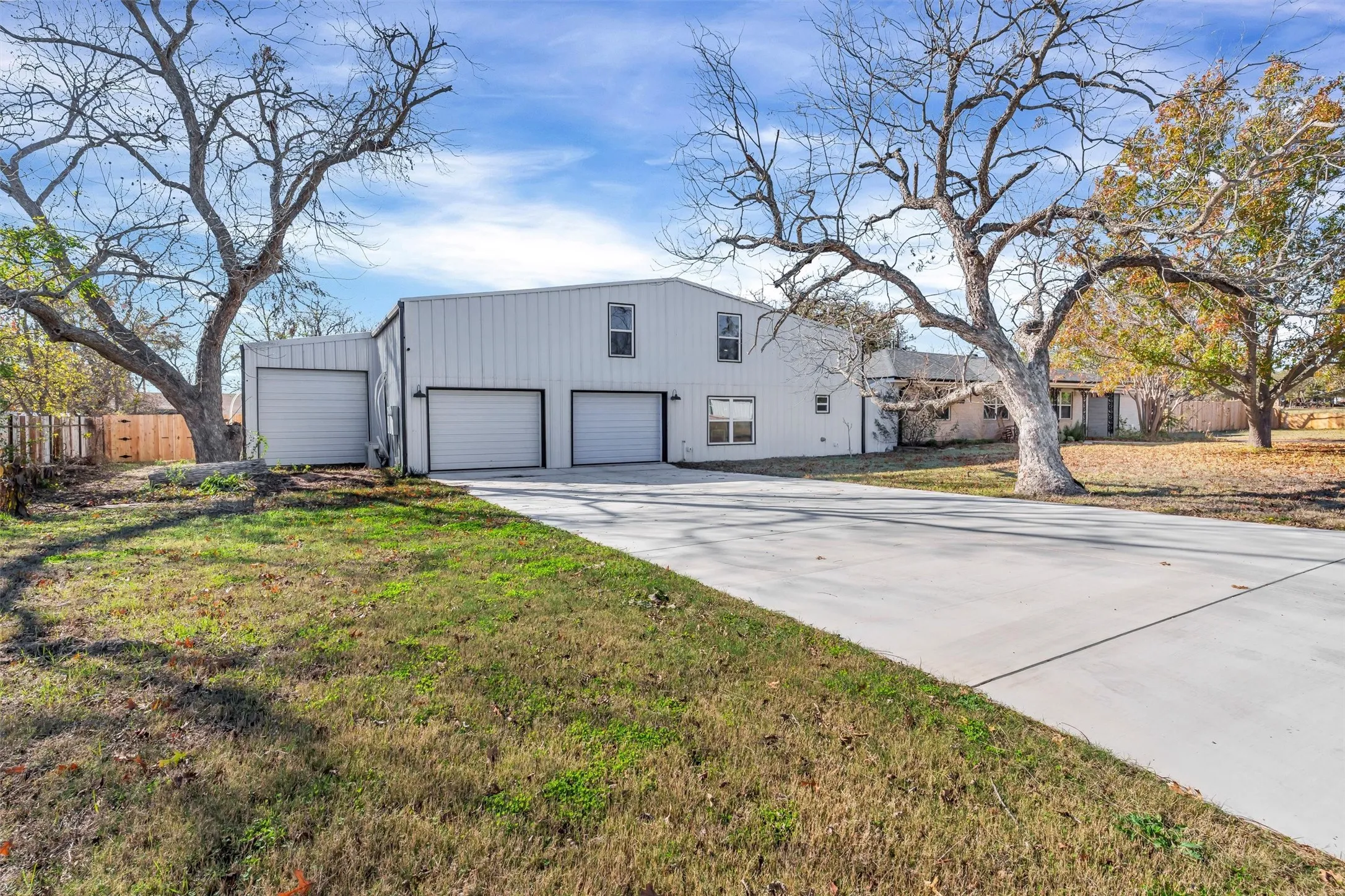 Single Family Residence For Rent in Hood County , 406 N Oak Lane, Tolar, Texas 76476, 5 Bedroom, 3 Bathroom, 2 Garage spaces, 3,300 Sqft, built in 1980, mls#21323139, Real Estate Agent in Tolar, Homes For Rent in Hood county, Homes For Rent in Tolar, Realtor in Tolar Texas, Real Estate Brokerage Independent Realty Texas, Luminita Cordes Realtor