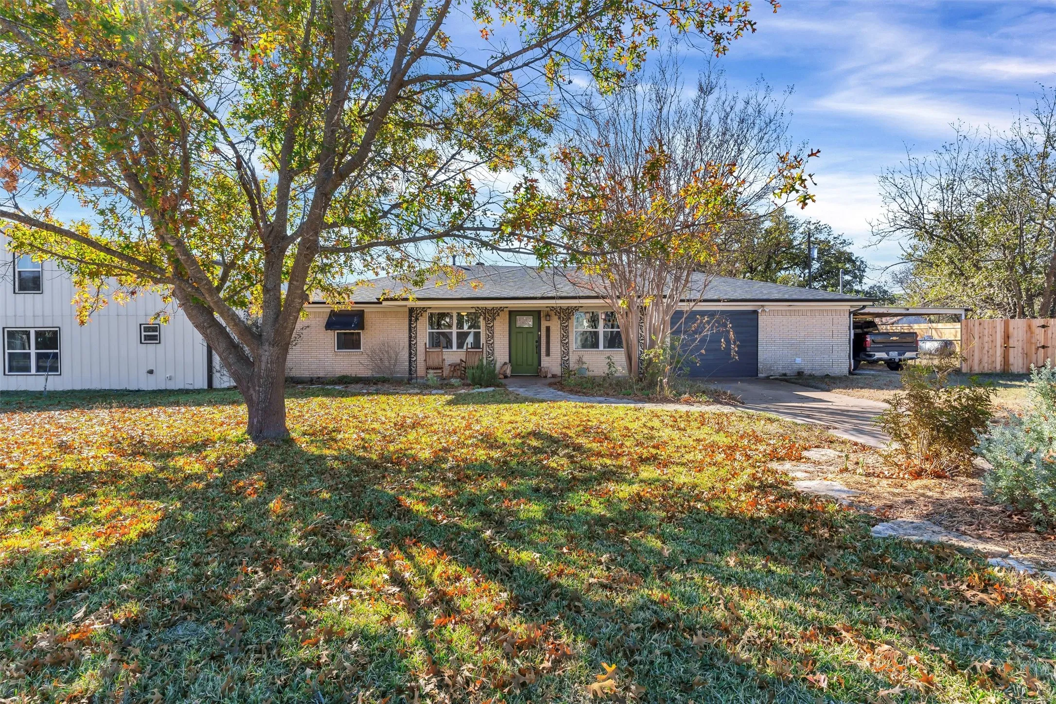 Single Family Residence For Rent in Hood County , 406 N Oak Lane, Tolar, Texas 76476, 5 Bedroom, 3 Bathroom, 2 Garage spaces, 3,300 Sqft, built in 1980, mls#21323139, Real Estate Agent in Tolar, Homes For Rent in Hood county, Homes For Rent in Tolar, Realtor in Tolar Texas, Real Estate Brokerage Independent Realty Texas, Luminita Cordes Realtor