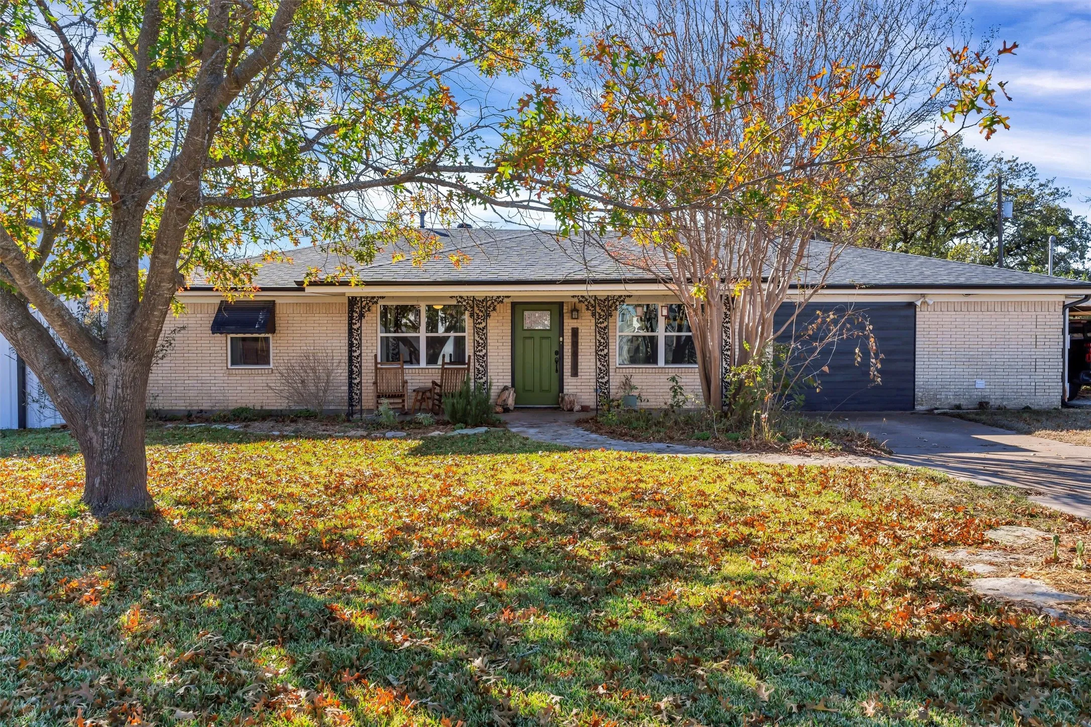 Single Family Residence For Rent in Hood County , 406 N Oak Lane, Tolar, Texas 76476, 5 Bedroom, 3 Bathroom, 2 Garage spaces, 3,300 Sqft, built in 1980, mls#21323139, Real Estate Agent in Tolar, Homes For Rent in Hood county, Homes For Rent in Tolar, Realtor in Tolar Texas, Real Estate Brokerage Independent Realty Texas, Luminita Cordes Realtor
