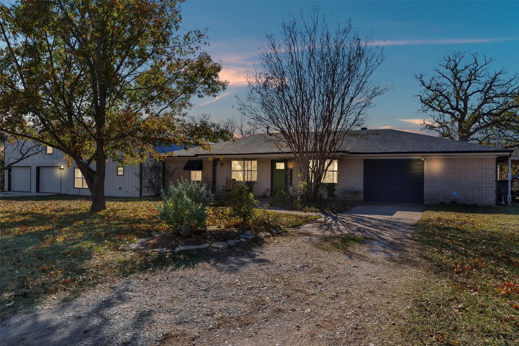 Single Family Residence For Rent in Hood County , 406 N Oak Lane, Tolar, Texas 76476, 5 Bedroom, 3 Bathroom, 2 Garage spaces, 3,300 Sqft, built in 1980, mls#21323139, Real Estate Agent in Tolar, Homes For Rent in Hood county, Homes For Rent in Tolar, Realtor in Tolar Texas, Real Estate Brokerage Independent Realty Texas, Luminita Cordes Realtor