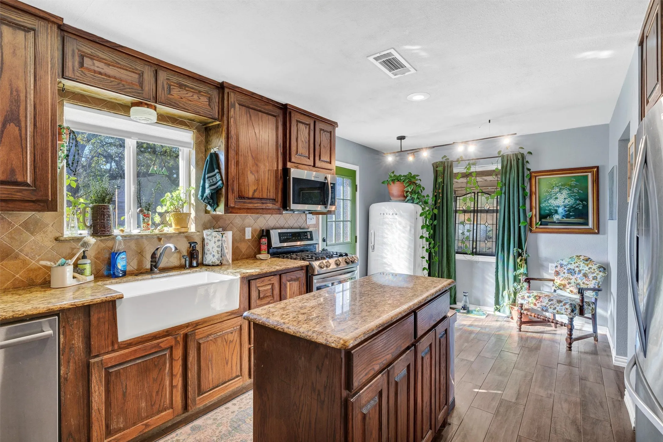 Single Family Residence For Rent in Hood County , 406 N Oak Lane, Tolar, Texas 76476, 5 Bedroom, 3 Bathroom, 2 Garage spaces, 3,300 Sqft, built in 1980, mls#21323139, Real Estate Agent in Tolar, Homes For Rent in Hood county, Homes For Rent in Tolar, Realtor in Tolar Texas, Real Estate Brokerage Independent Realty Texas, Luminita Cordes Realtor