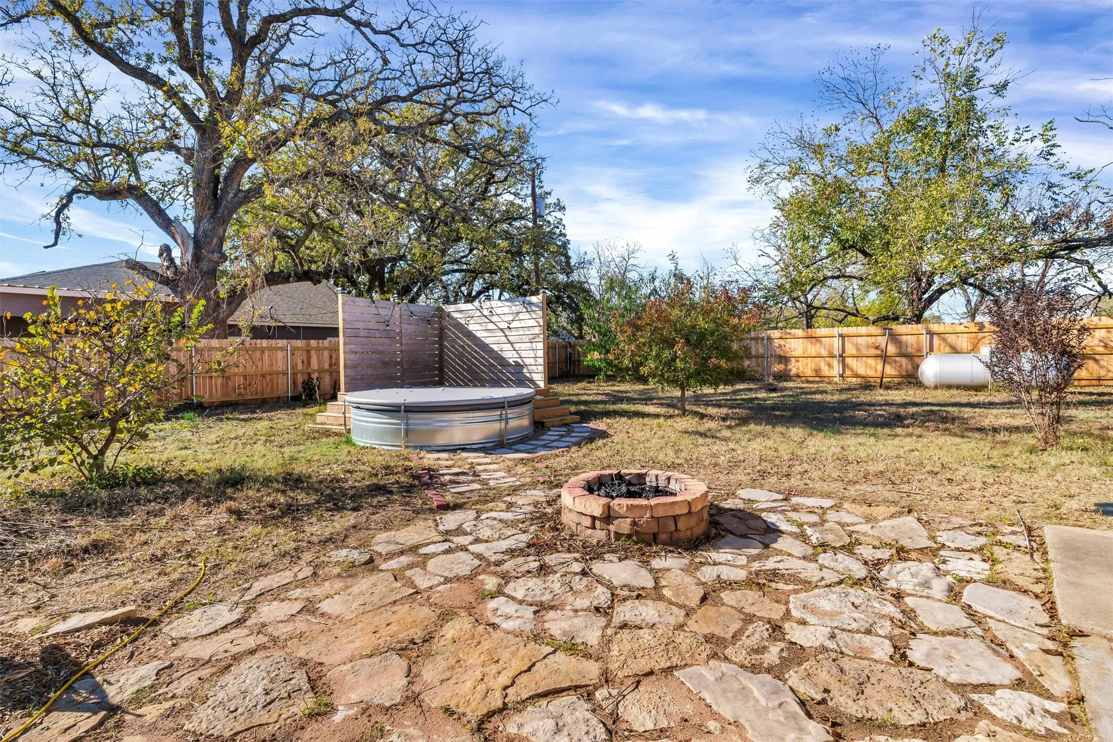 Single Family Residence For Rent in Hood County , 406 N Oak Lane, Tolar, Texas 76476, 5 Bedroom, 3 Bathroom, 2 Garage spaces, 3,300 Sqft, built in 1980, mls#21323139, Real Estate Agent in Tolar, Homes For Rent in Hood county, Homes For Rent in Tolar, Realtor in Tolar Texas, Real Estate Brokerage Independent Realty Texas, Luminita Cordes Realtor