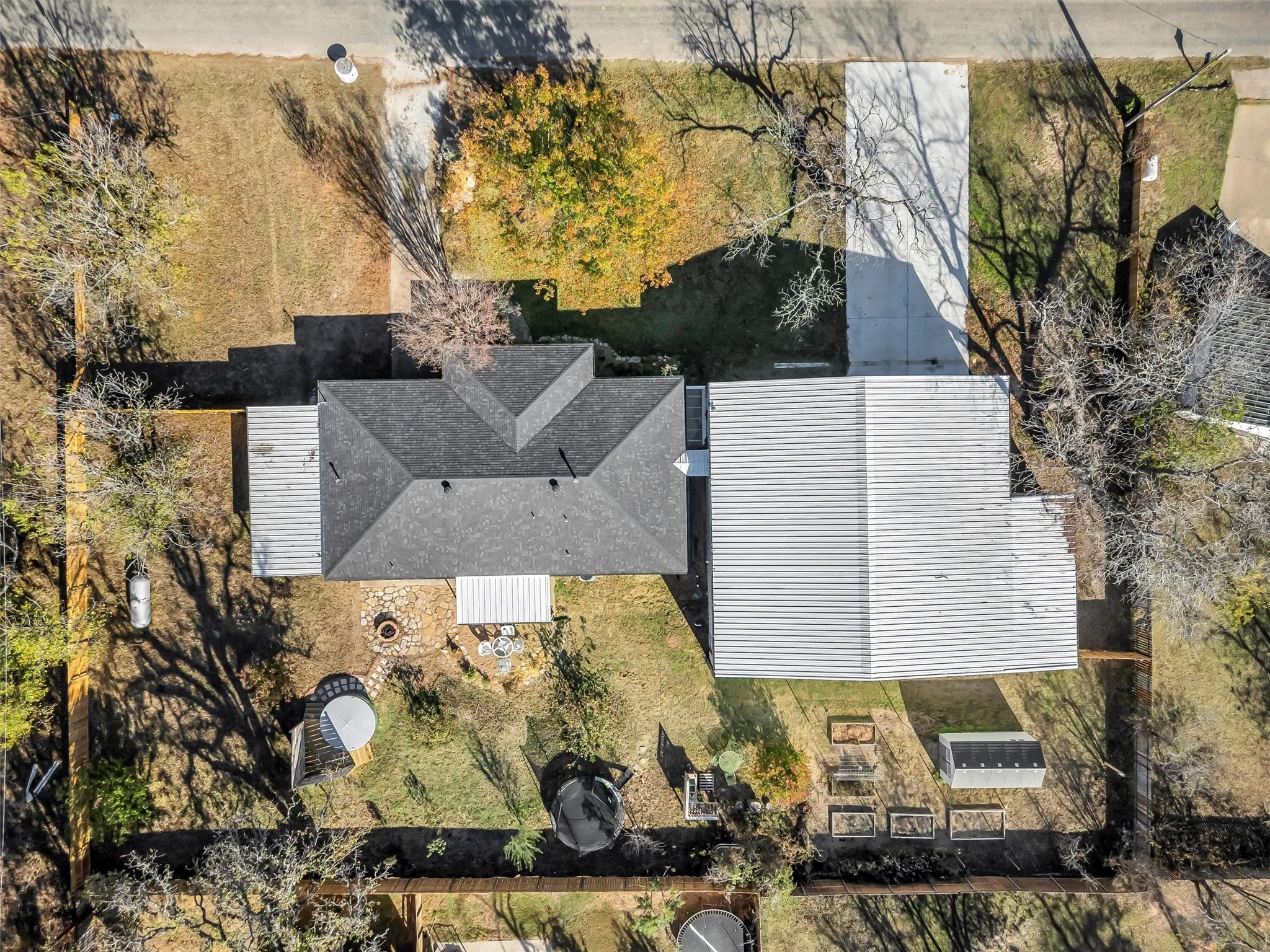 Single Family Residence For Rent in Hood County , 406 N Oak Lane, Tolar, Texas 76476, 5 Bedroom, 3 Bathroom, 2 Garage spaces, 3,300 Sqft, built in 1980, mls#21323139, Real Estate Agent in Tolar, Homes For Rent in Hood county, Homes For Rent in Tolar, Realtor in Tolar Texas, Real Estate Brokerage Independent Realty Texas, Luminita Cordes Realtor