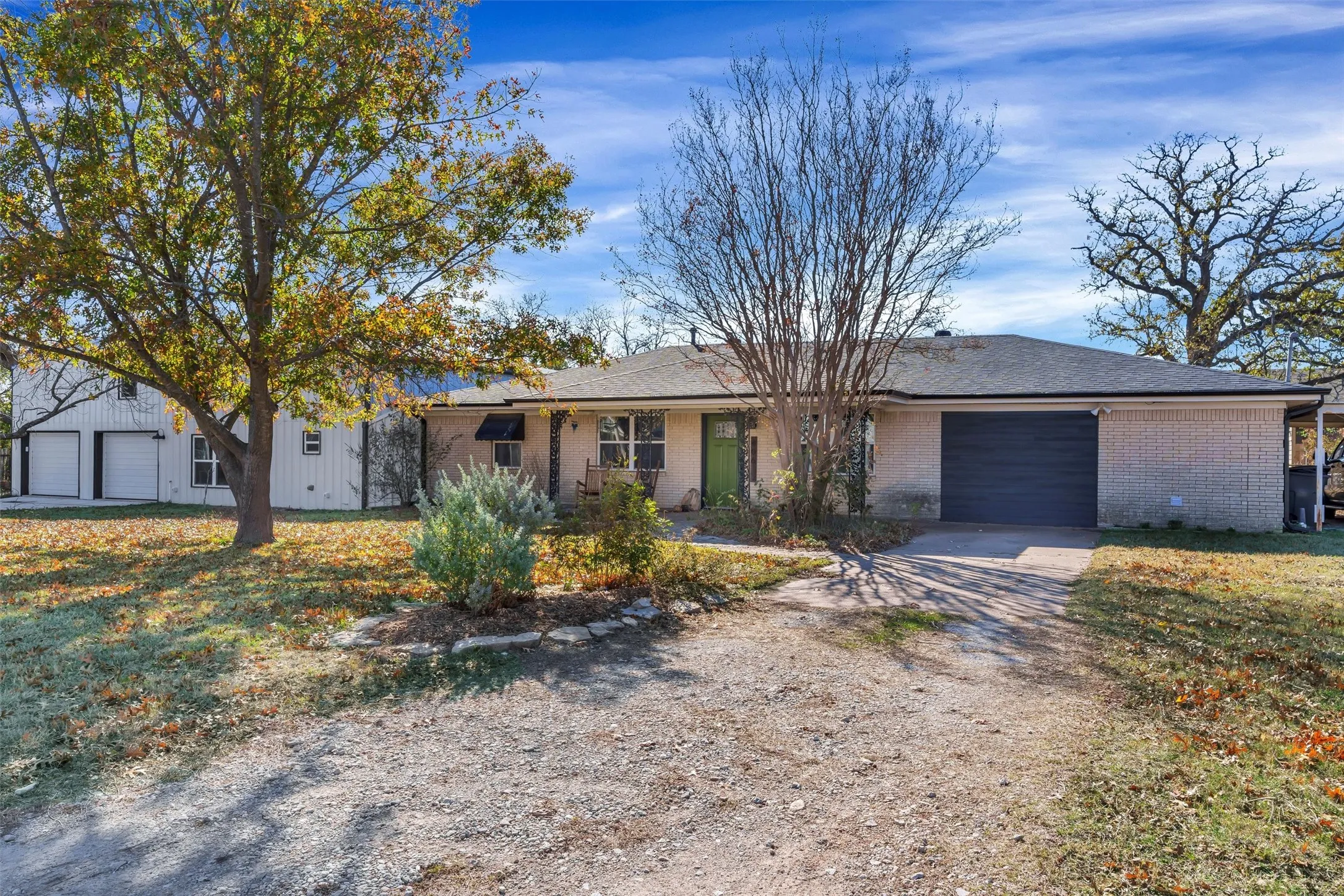 Single Family Residence For Rent in Hood County , 406 N Oak Lane, Tolar, Texas 76476, 5 Bedroom, 3 Bathroom, 2 Garage spaces, 3,300 Sqft, built in 1980, mls#21323139, Real Estate Agent in Tolar, Homes For Rent in Hood county, Homes For Rent in Tolar, Realtor in Tolar Texas, Real Estate Brokerage Independent Realty Texas, Luminita Cordes Realtor