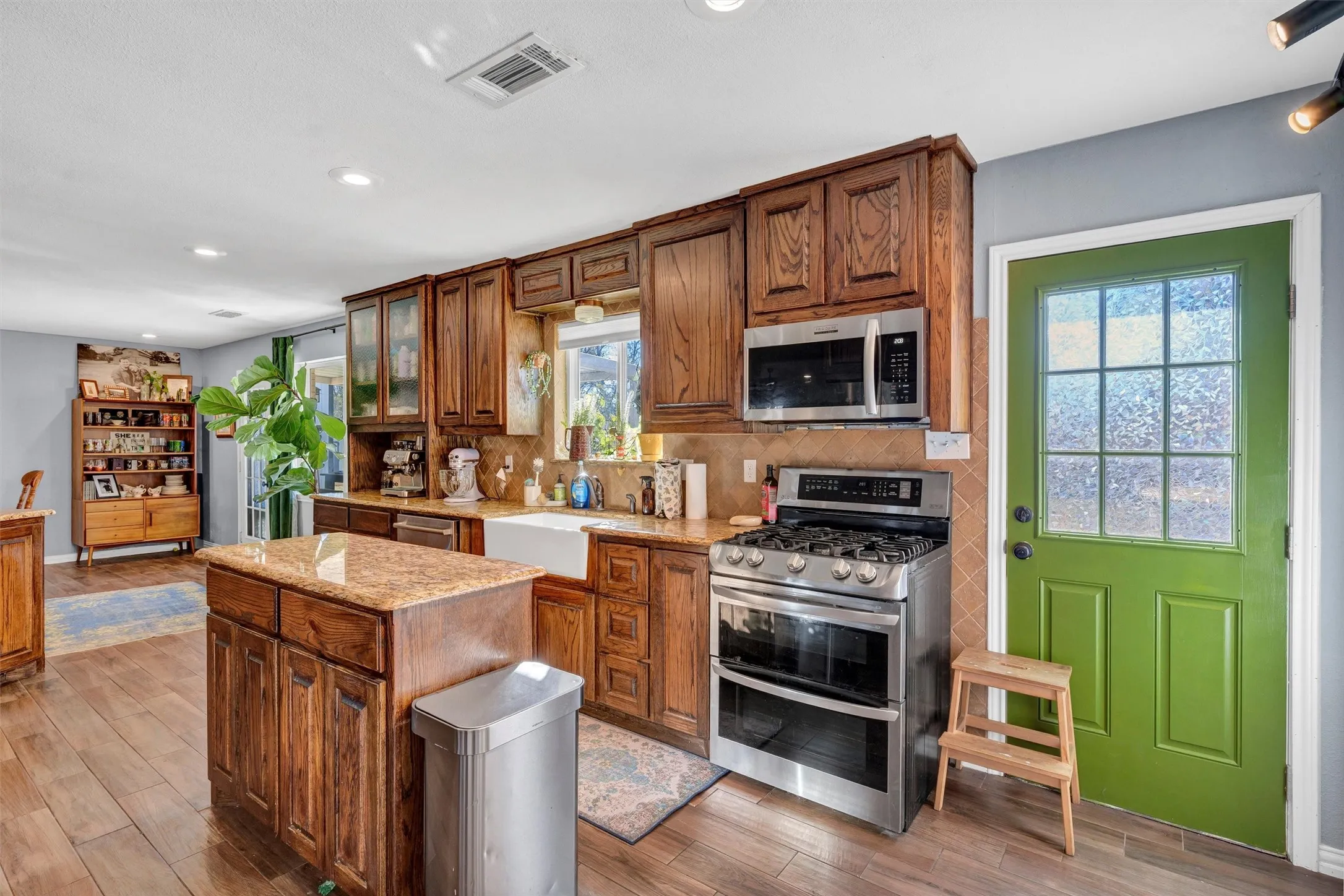 Single Family Residence For Rent in Hood County , 406 N Oak Lane, Tolar, Texas 76476, 5 Bedroom, 3 Bathroom, 2 Garage spaces, 3,300 Sqft, built in 1980, mls#21323139, Real Estate Agent in Tolar, Homes For Rent in Hood county, Homes For Rent in Tolar, Realtor in Tolar Texas, Real Estate Brokerage Independent Realty Texas, Luminita Cordes Realtor