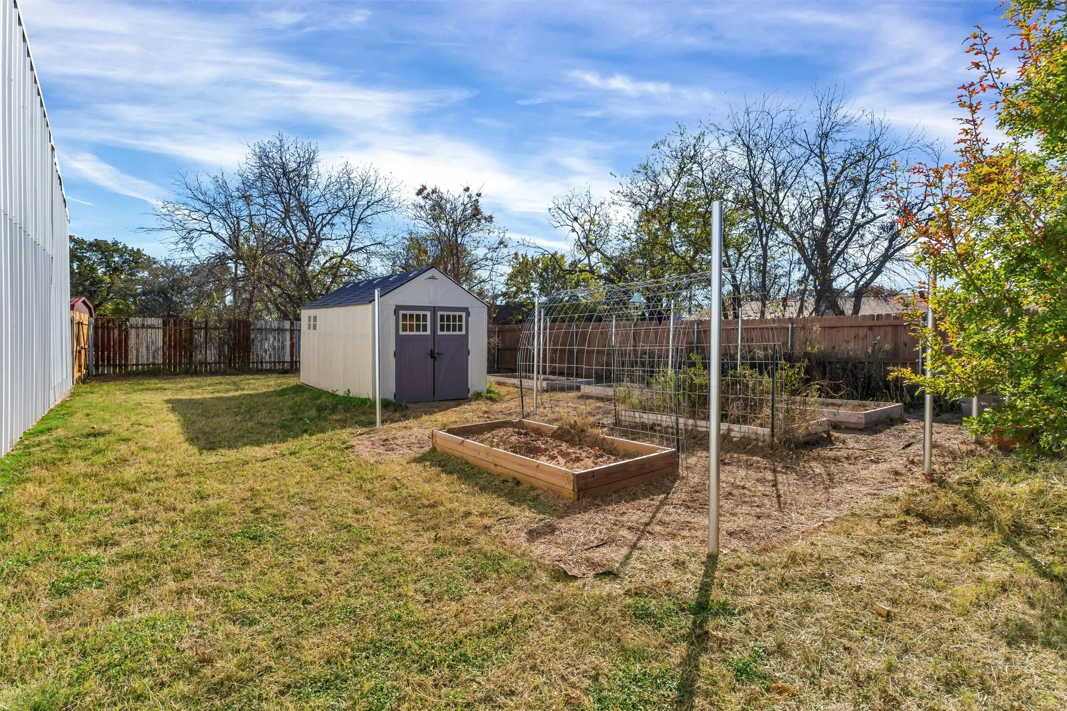Single Family Residence For Rent in Hood County , 406 N Oak Lane, Tolar, Texas 76476, 5 Bedroom, 3 Bathroom, 2 Garage spaces, 3,300 Sqft, built in 1980, mls#21323139, Real Estate Agent in Tolar, Homes For Rent in Hood county, Homes For Rent in Tolar, Realtor in Tolar Texas, Real Estate Brokerage Independent Realty Texas, Luminita Cordes Realtor