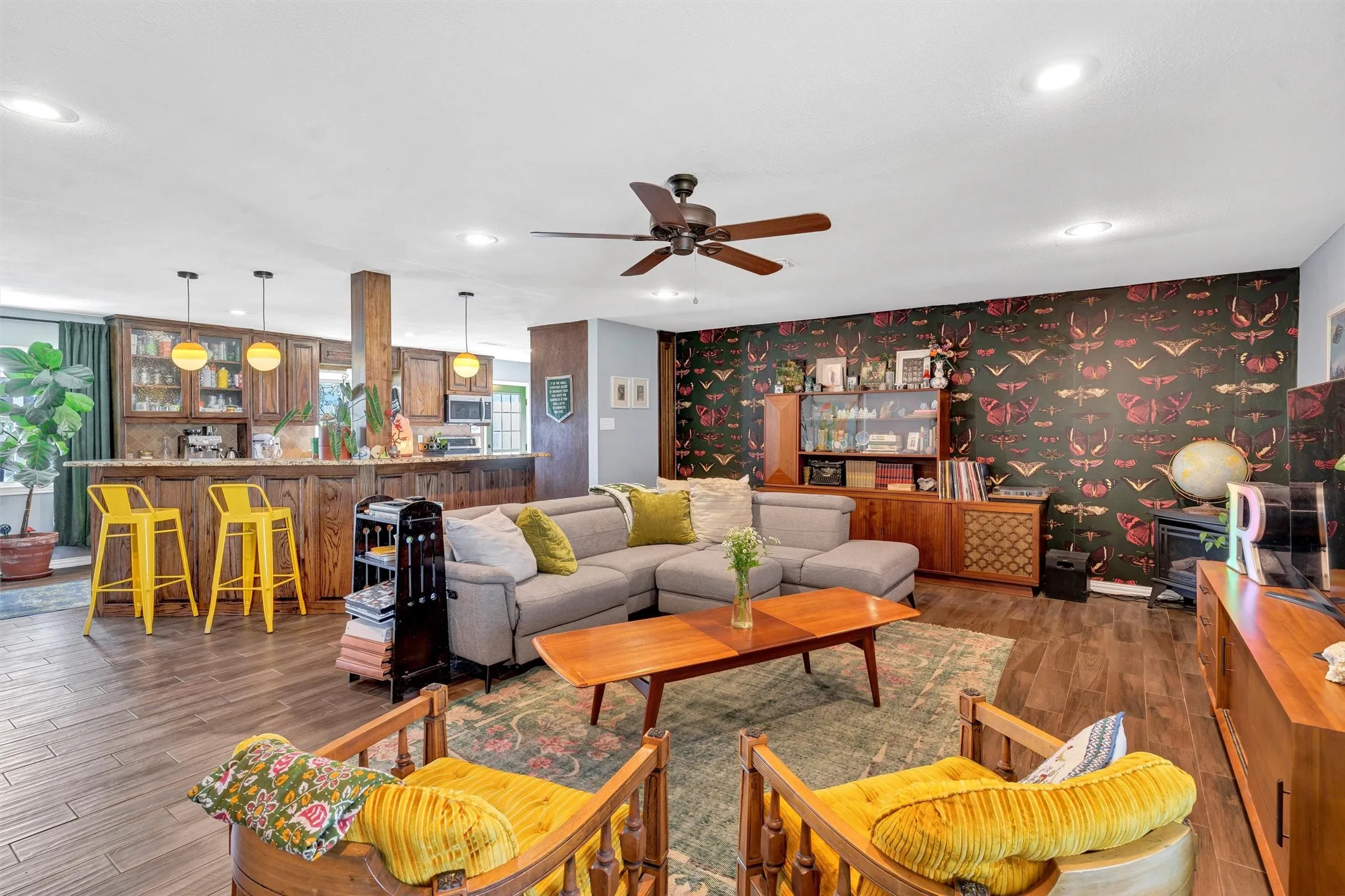 Single Family Residence For Rent in Hood County , 406 N Oak Lane, Tolar, Texas 76476, 5 Bedroom, 3 Bathroom, 2 Garage spaces, 3,300 Sqft, built in 1980, mls#21323139, Real Estate Agent in Tolar, Homes For Rent in Hood county, Homes For Rent in Tolar, Realtor in Tolar Texas, Real Estate Brokerage Independent Realty Texas, Luminita Cordes Realtor