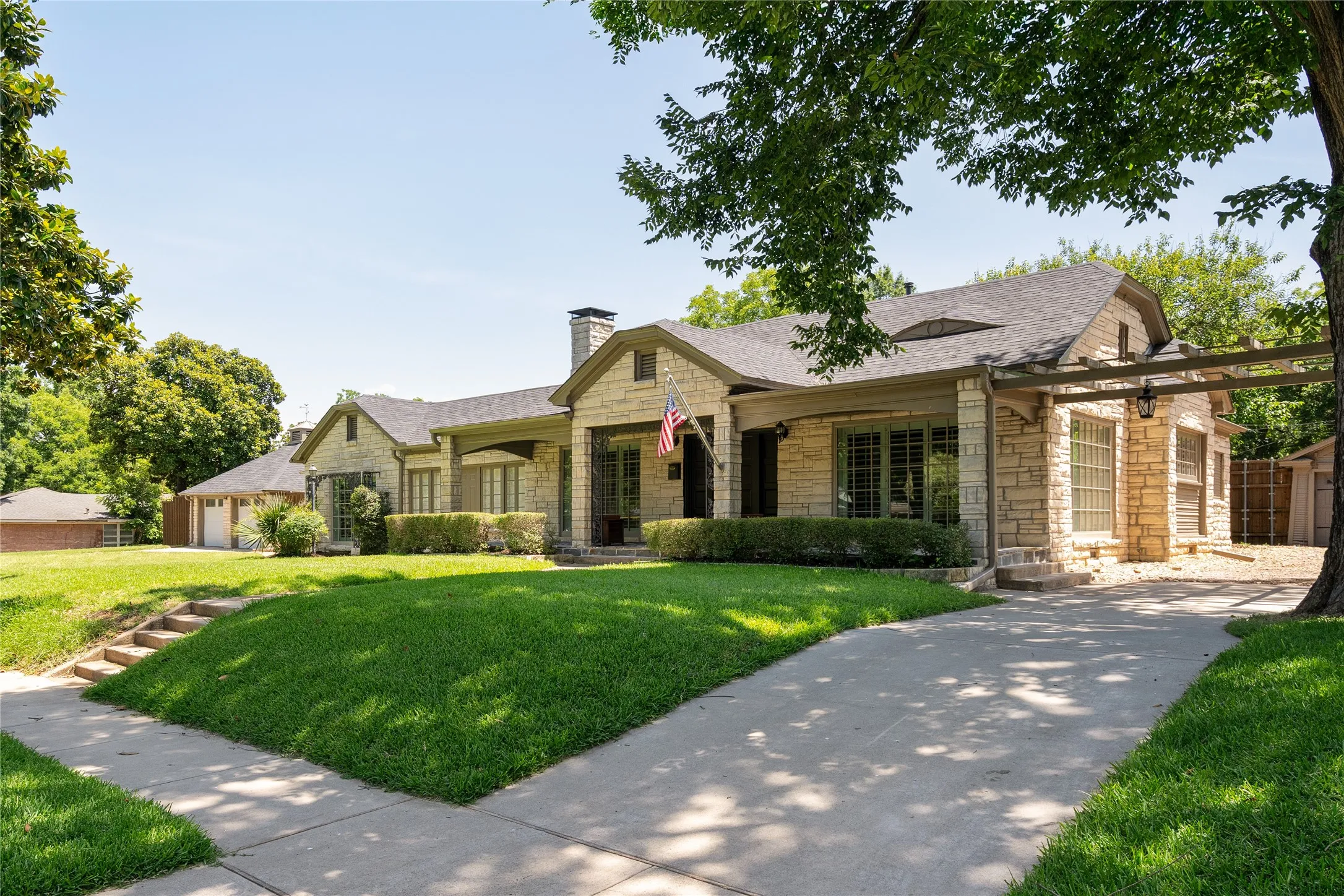 Single Family Residence For Sale in Grayson County , 406 E Main Street, Whitesboro, Texas 76273, 3 Bedroom, 3 Bathroom, 3 Garage spaces, 2,495 Sqft, built in 1950, mls#21322787, Real Estate Agent in Whitesboro, Homes For Sale in Grayson county, Homes For Sale in Whitesboro, Realtor in Whitesboro Texas, Real Estate Brokerage Independent Realty Texas, Luminita Cordes Realtor