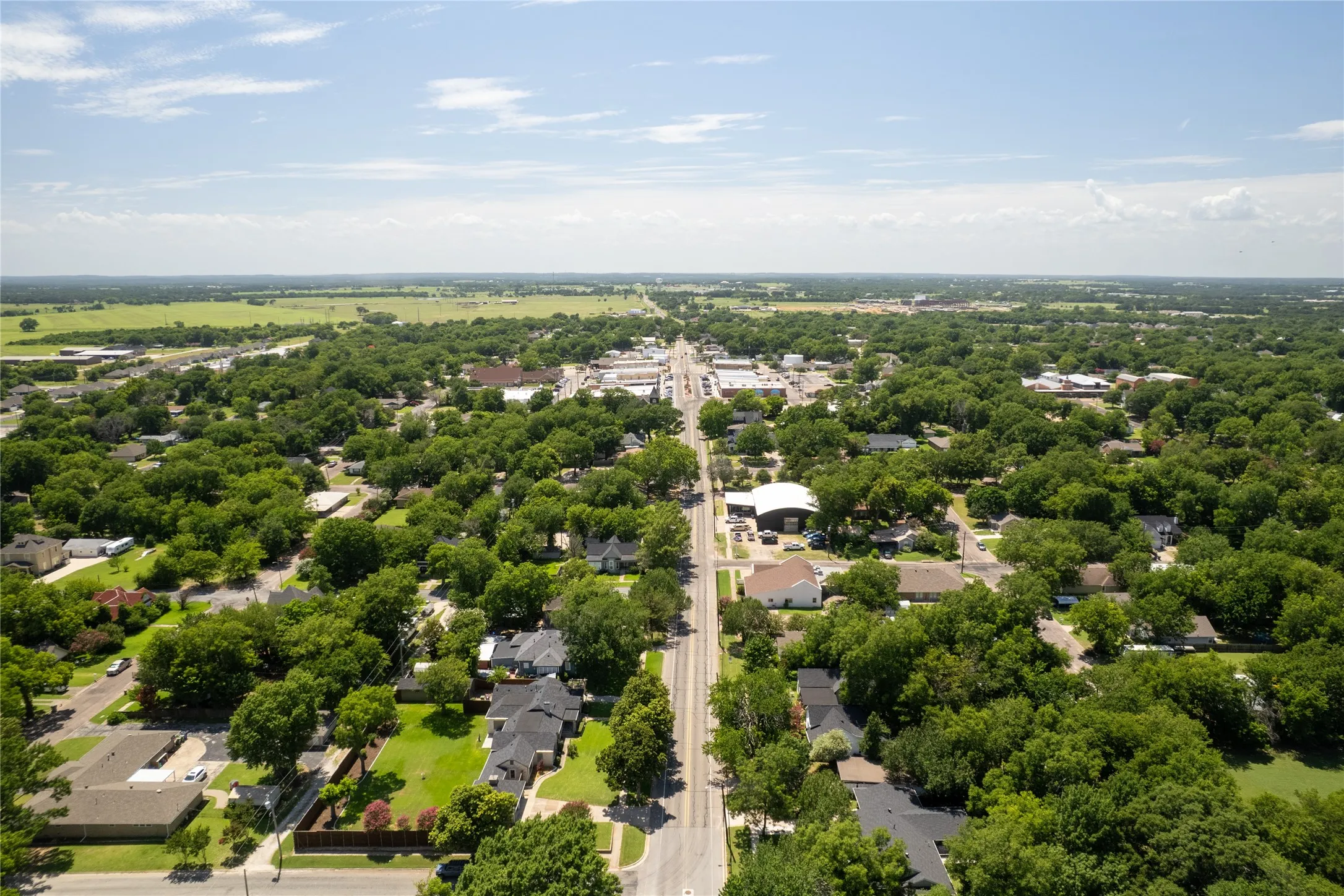 Single Family Residence For Sale in Grayson County , 406 E Main Street, Whitesboro, Texas 76273, 3 Bedroom, 3 Bathroom, 3 Garage spaces, 2,495 Sqft, built in 1950, mls#21322787, Real Estate Agent in Whitesboro, Homes For Sale in Grayson county, Homes For Sale in Whitesboro, Realtor in Whitesboro Texas, Real Estate Brokerage Independent Realty Texas, Luminita Cordes Realtor