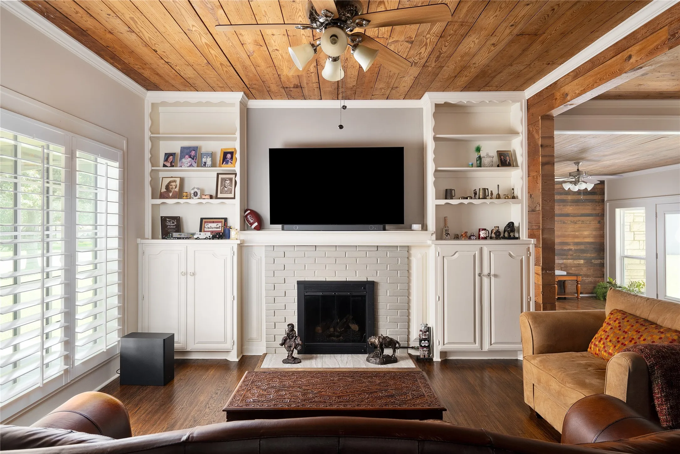 Single Family Residence For Sale in Grayson County , 406 E Main Street, Whitesboro, Texas 76273, 3 Bedroom, 3 Bathroom, 3 Garage spaces, 2,495 Sqft, built in 1950, mls#21322787, Real Estate Agent in Whitesboro, Homes For Sale in Grayson county, Homes For Sale in Whitesboro, Realtor in Whitesboro Texas, Real Estate Brokerage Independent Realty Texas, Luminita Cordes Realtor
