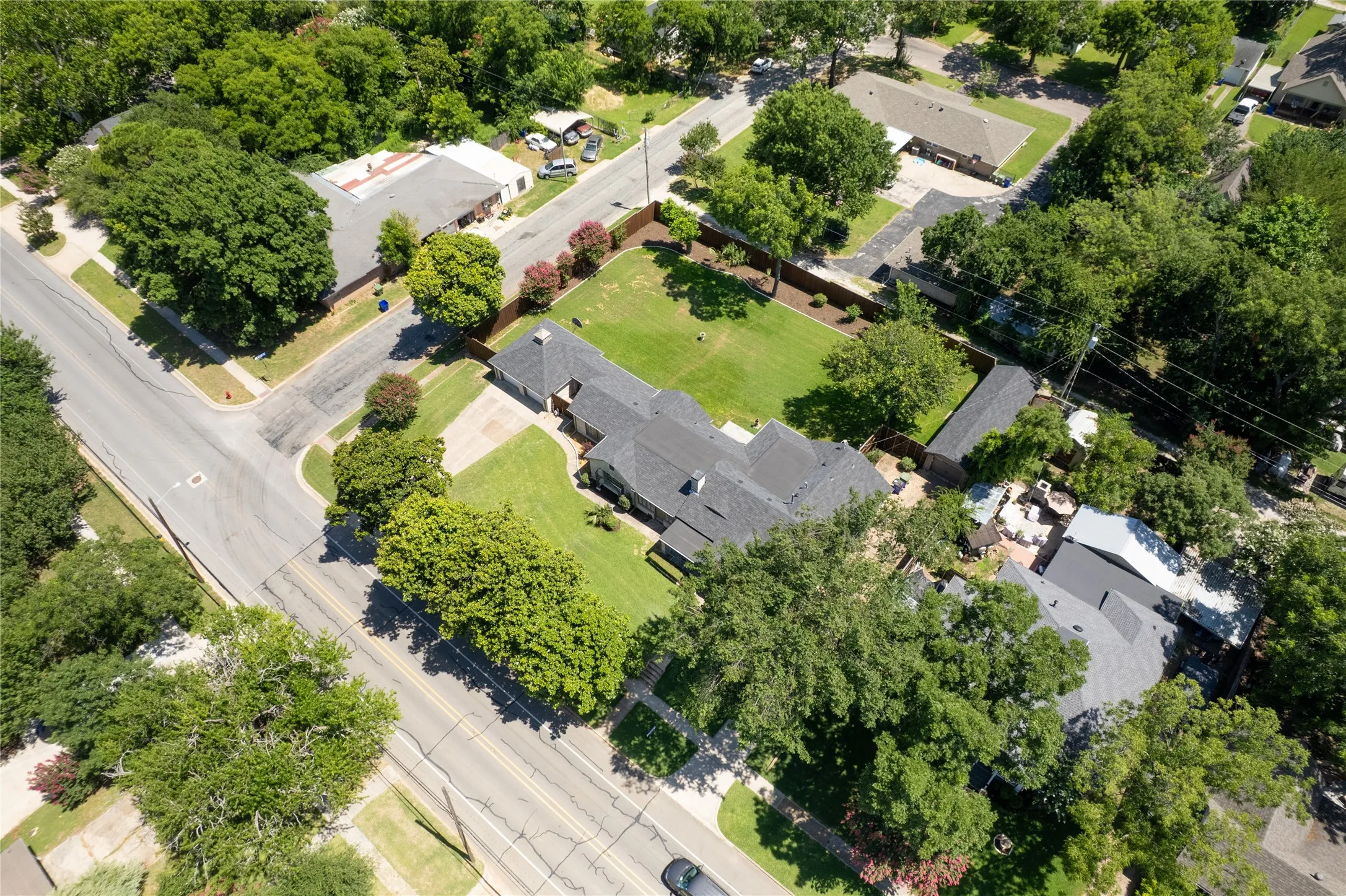 Single Family Residence For Sale in Grayson County , 406 E Main Street, Whitesboro, Texas 76273, 3 Bedroom, 3 Bathroom, 3 Garage spaces, 2,495 Sqft, built in 1950, mls#21322787, Real Estate Agent in Whitesboro, Homes For Sale in Grayson county, Homes For Sale in Whitesboro, Realtor in Whitesboro Texas, Real Estate Brokerage Independent Realty Texas, Luminita Cordes Realtor