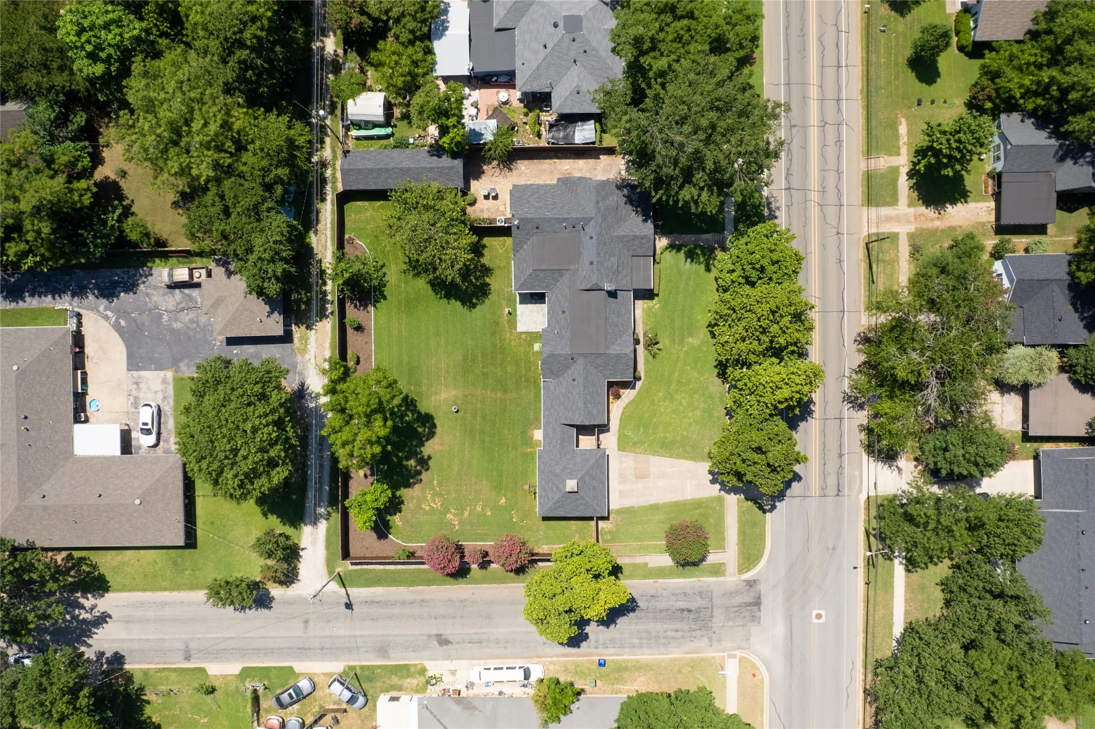 Single Family Residence For Sale in Grayson County , 406 E Main Street, Whitesboro, Texas 76273, 3 Bedroom, 3 Bathroom, 3 Garage spaces, 2,495 Sqft, built in 1950, mls#21322787, Real Estate Agent in Whitesboro, Homes For Sale in Grayson county, Homes For Sale in Whitesboro, Realtor in Whitesboro Texas, Real Estate Brokerage Independent Realty Texas, Luminita Cordes Realtor