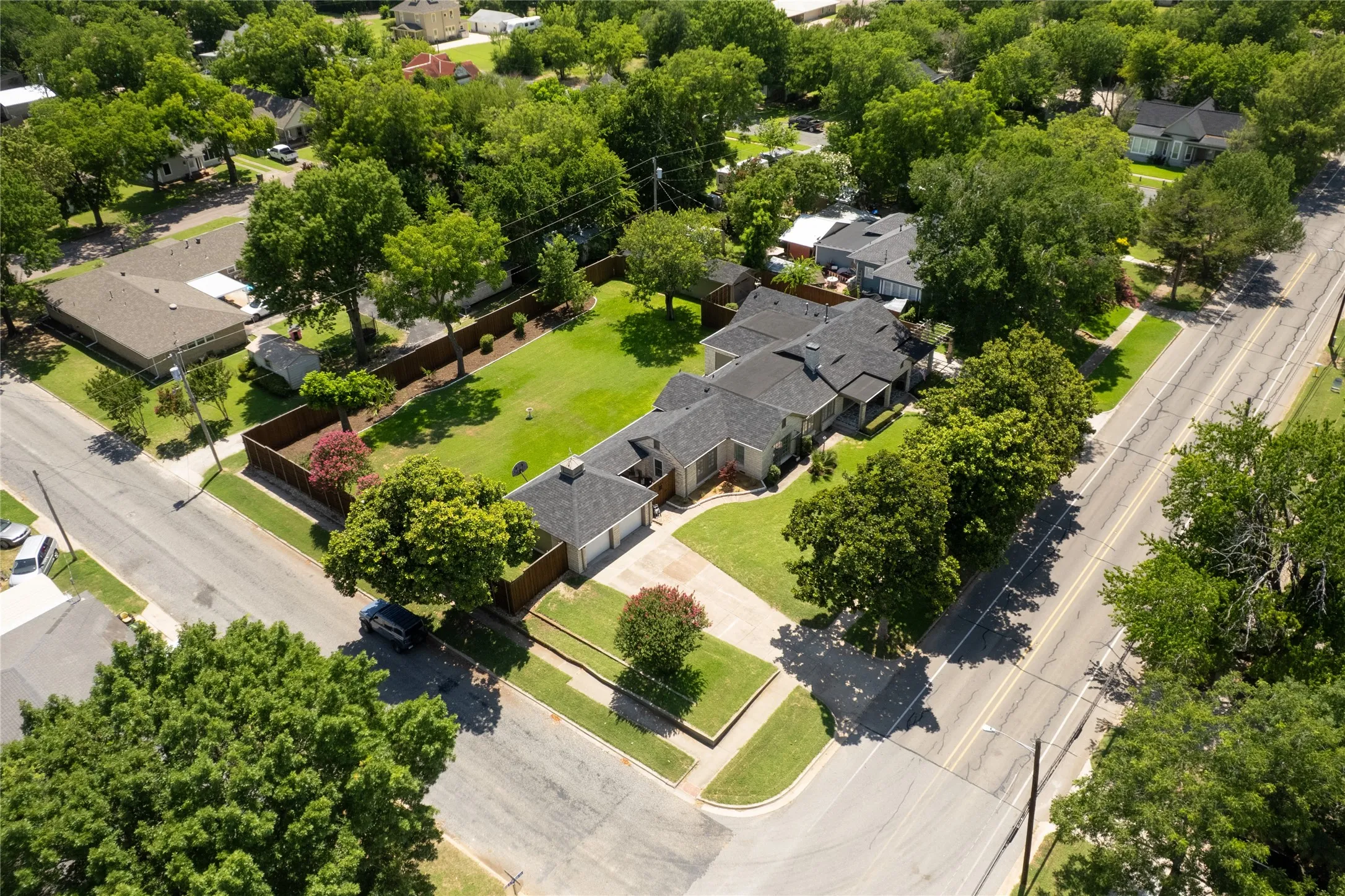 Single Family Residence For Sale in Grayson County , 406 E Main Street, Whitesboro, Texas 76273, 3 Bedroom, 3 Bathroom, 3 Garage spaces, 2,495 Sqft, built in 1950, mls#21322787, Real Estate Agent in Whitesboro, Homes For Sale in Grayson county, Homes For Sale in Whitesboro, Realtor in Whitesboro Texas, Real Estate Brokerage Independent Realty Texas, Luminita Cordes Realtor