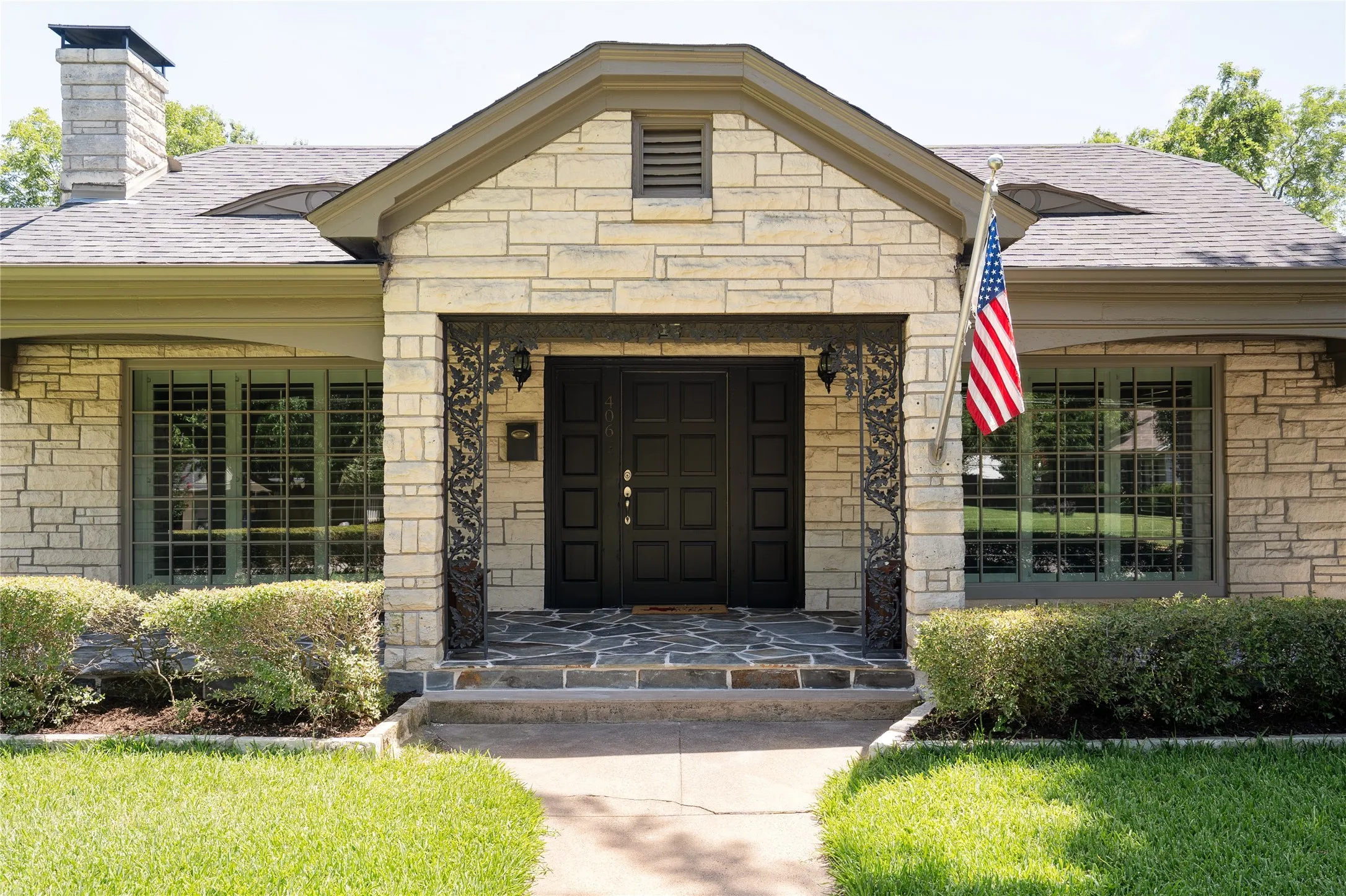 Single Family Residence For Sale in Grayson County , 406 E Main Street, Whitesboro, Texas 76273, 3 Bedroom, 3 Bathroom, 3 Garage spaces, 2,495 Sqft, built in 1950, mls#21322787, Real Estate Agent in Whitesboro, Homes For Sale in Grayson county, Homes For Sale in Whitesboro, Realtor in Whitesboro Texas, Real Estate Brokerage Independent Realty Texas, Luminita Cordes Realtor