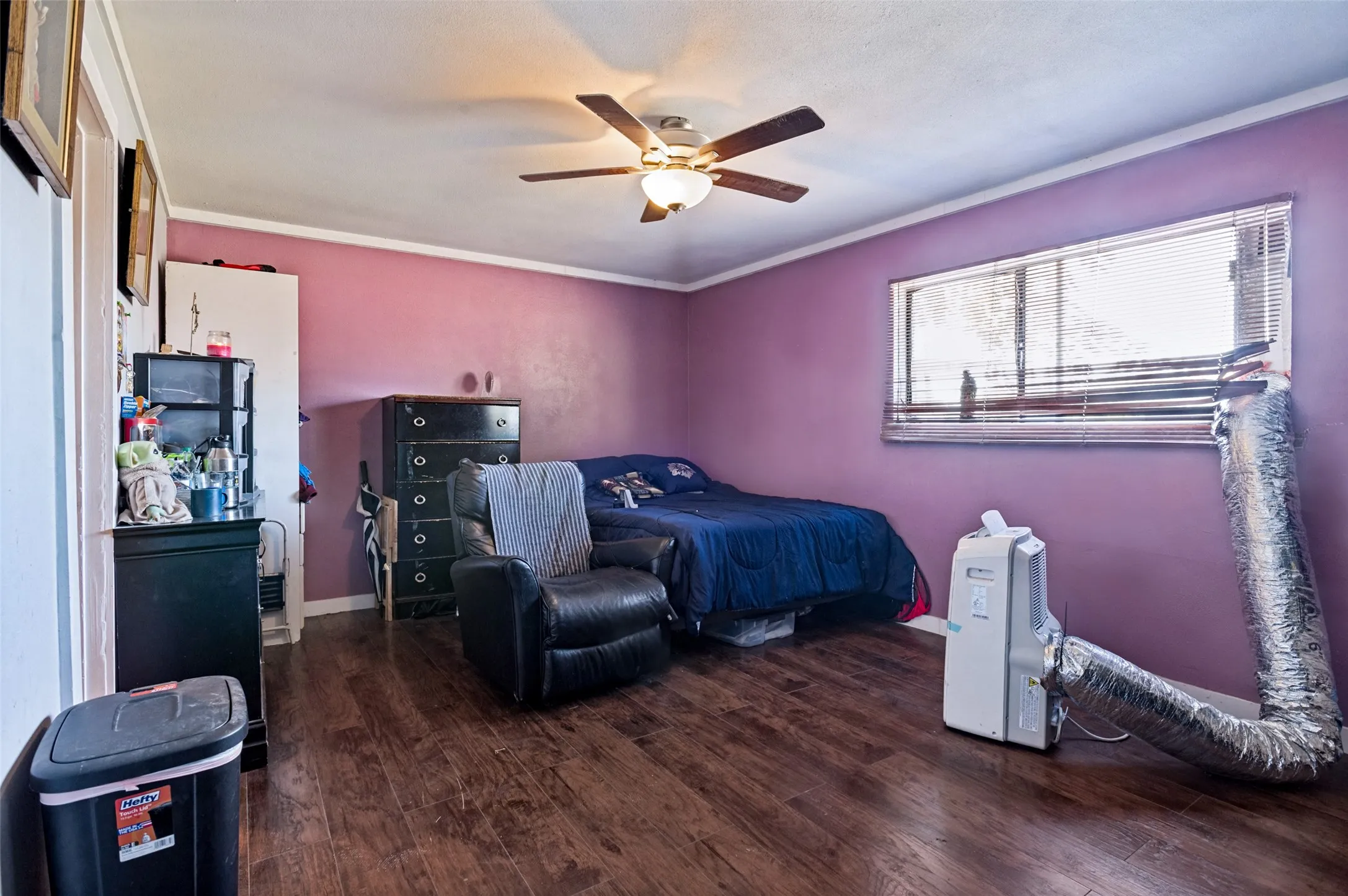 Single Family Residence For Sale in Dallas County , 422 N Holiday Drive, Grand Prairie, Texas 75052, 3 Bedroom, 2 Bathroom, 2 Garage spaces, 1,284 Sqft, built in 1972, mls#21325653, Real Estate Agent in Grand Prairie, Homes For Sale in Dallas county, Homes For Sale in Grand Prairie, Realtor in Grand Prairie Texas, Real Estate Brokerage Independent Realty Texas, Luminita Cordes Realtor